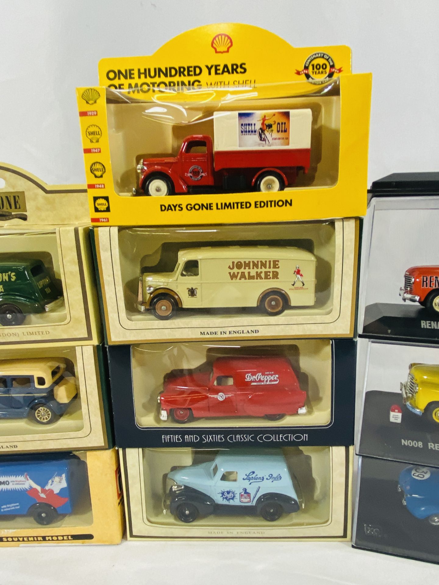 A collection of Days Gone vans together with other model vehicles - Bild 4 aus 5