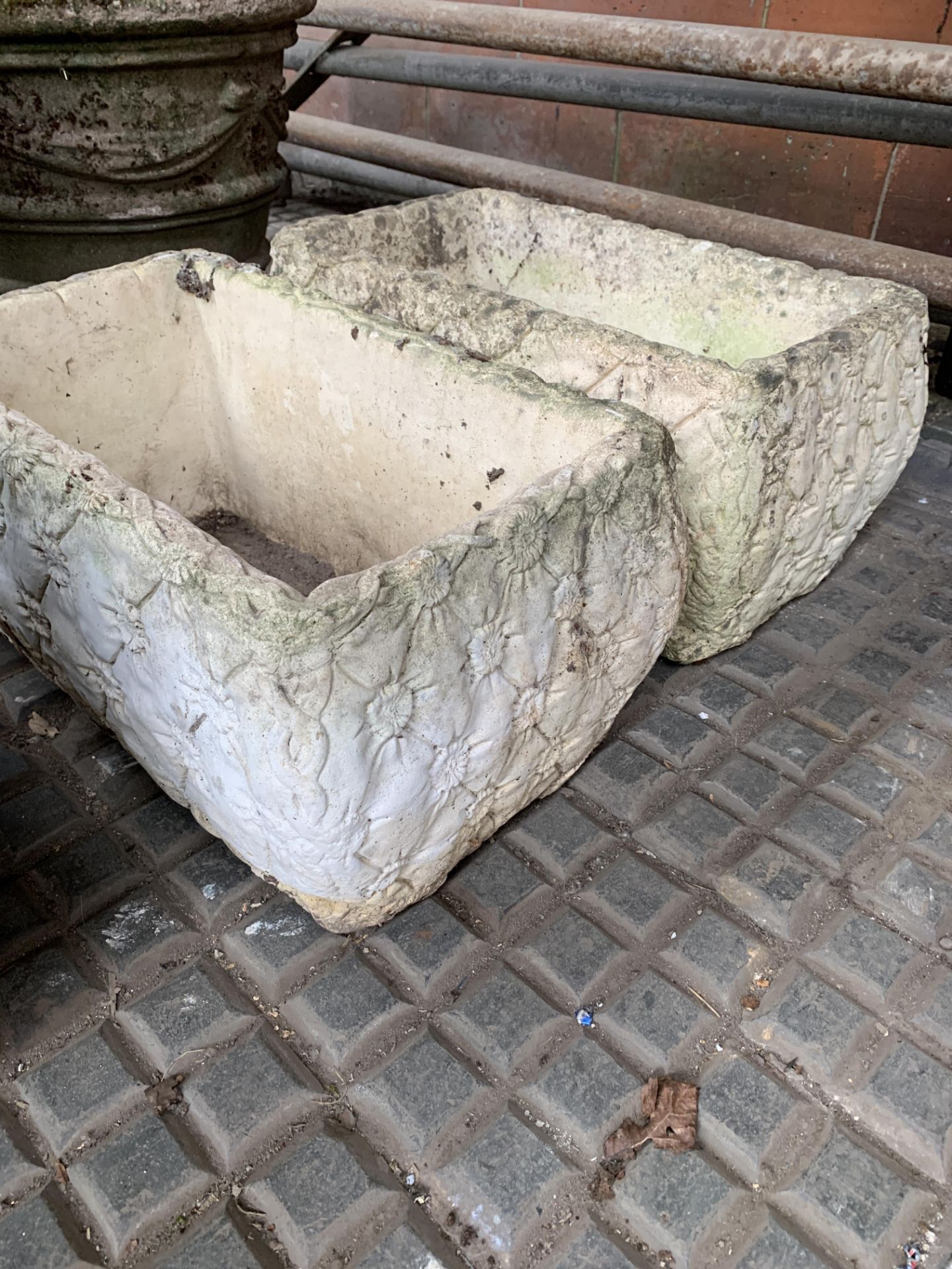 Two concrete troughs and a cast concrete planter - Bild 4 aus 4
