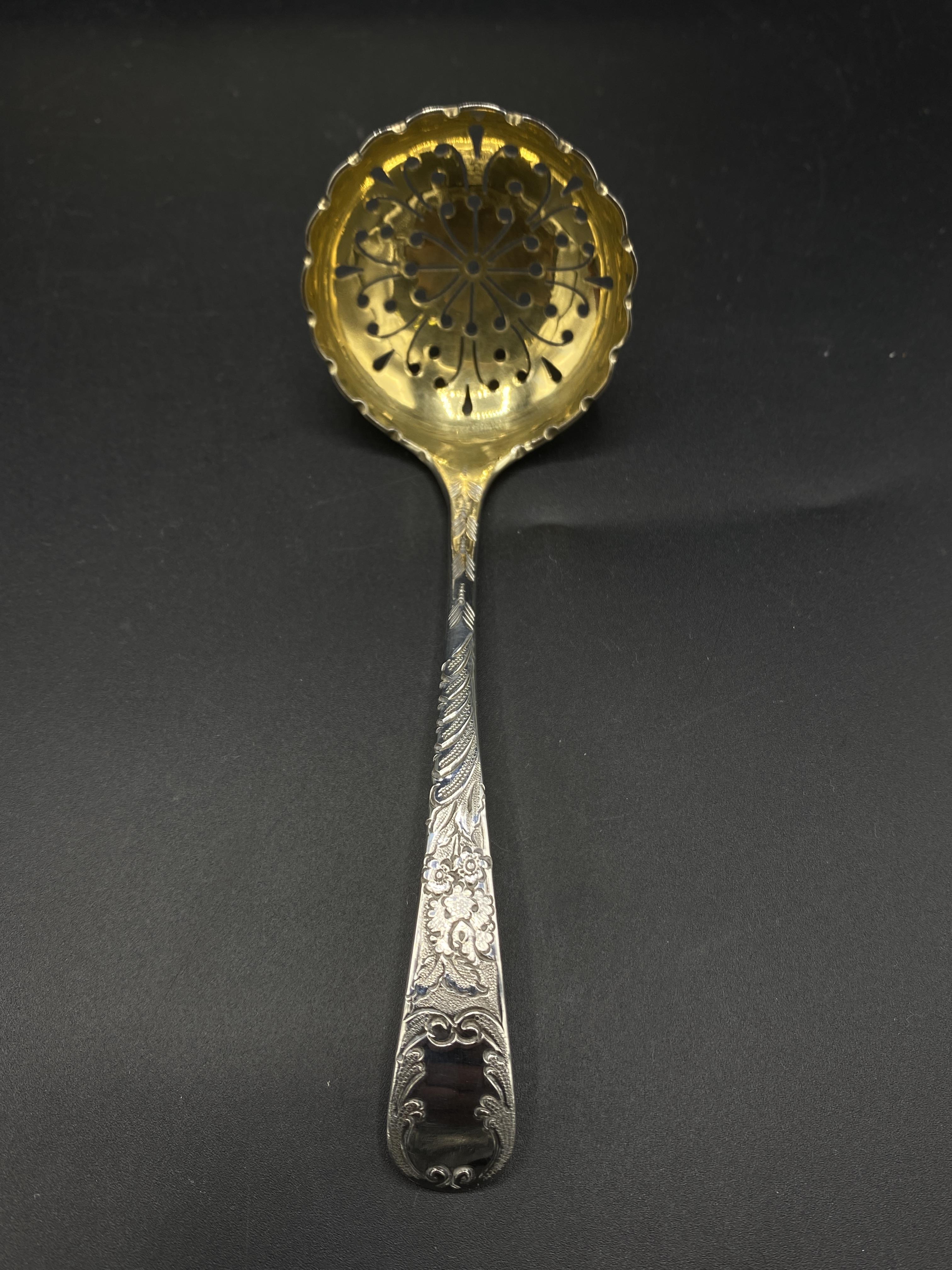 Set of ten silver teaspoons and a pair of sugar tongs, and a silver sugar sifter spoon - Image 2 of 9