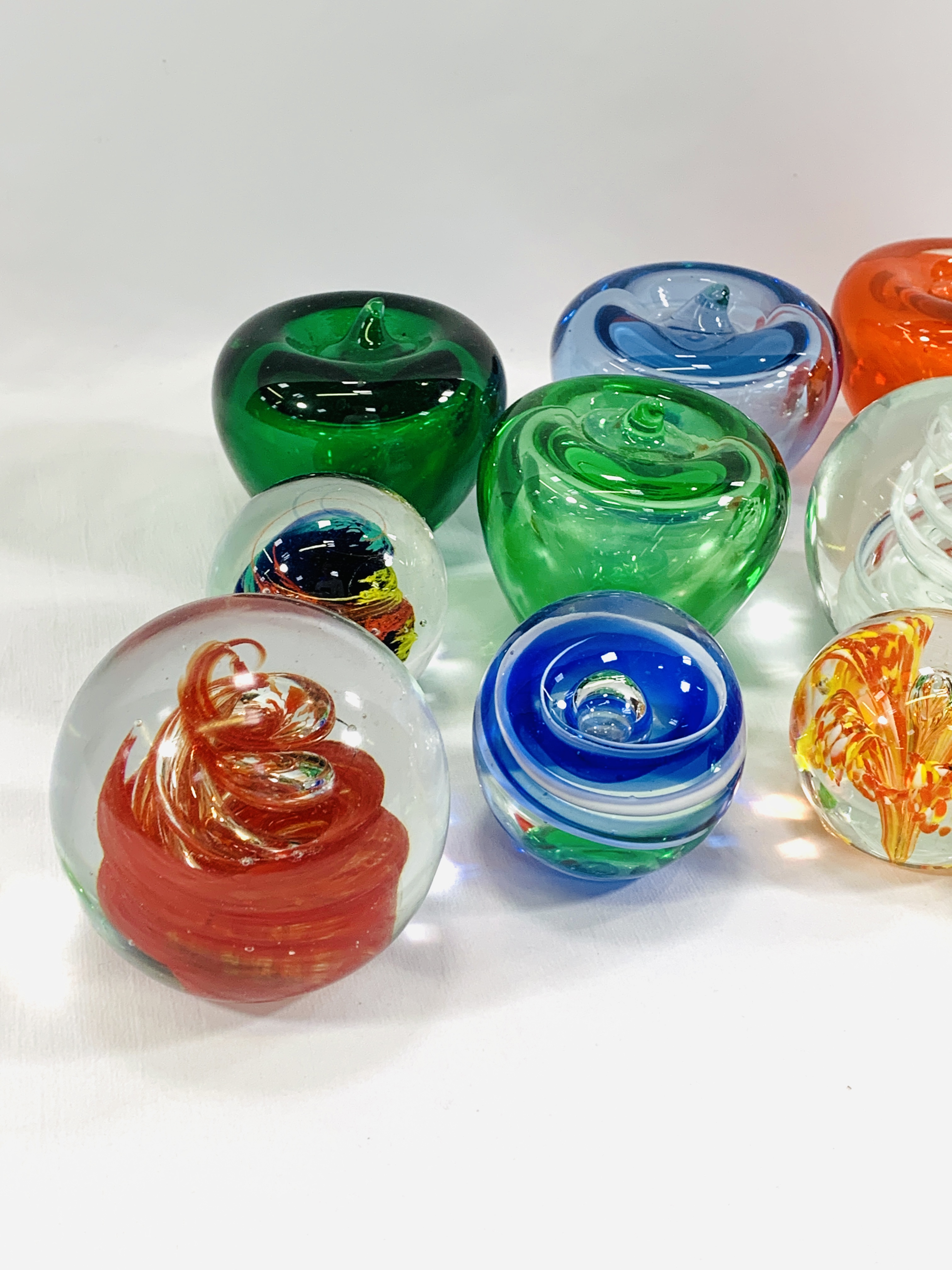 Collection of glass paperweights - Image 3 of 5