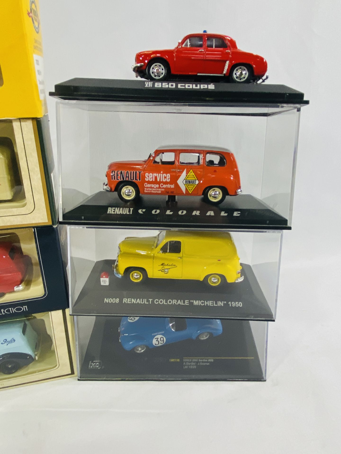A collection of Days Gone vans together with other model vehicles - Bild 5 aus 5