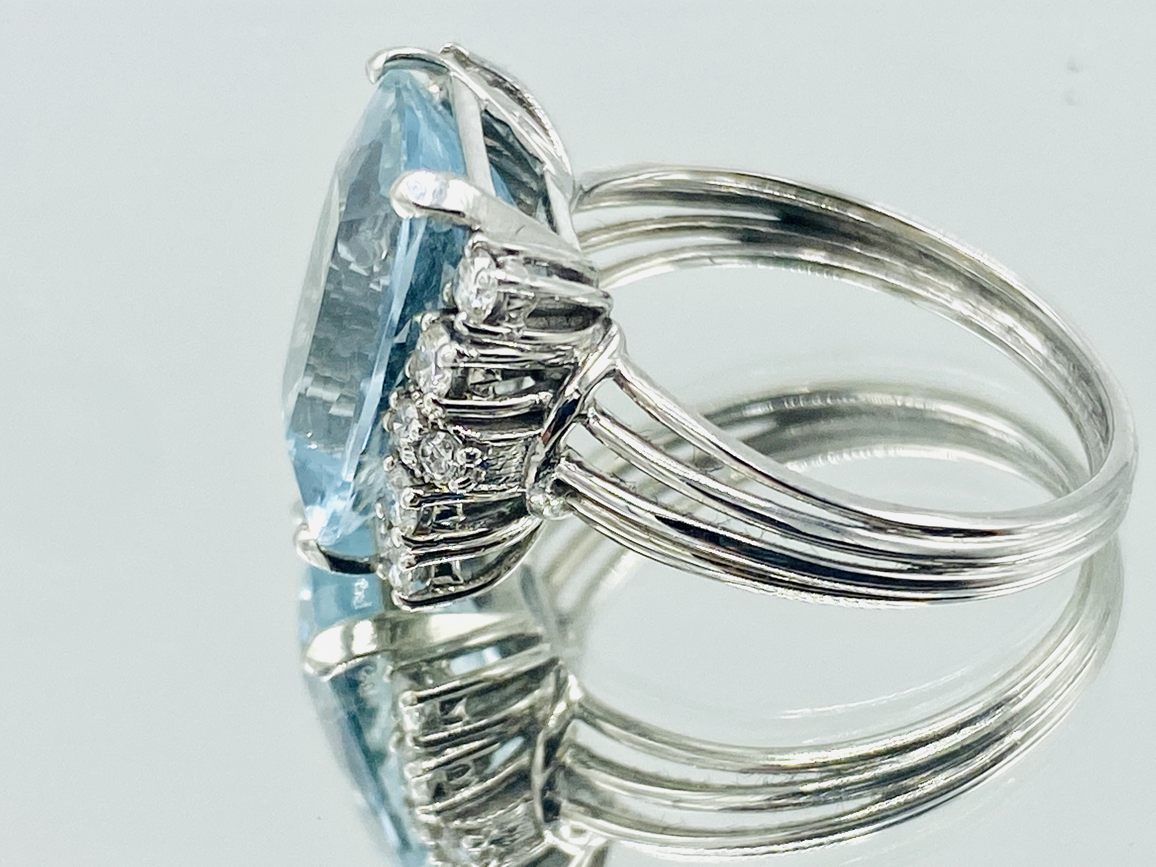 White gold, aquamarine and diamond ring - Image 2 of 4