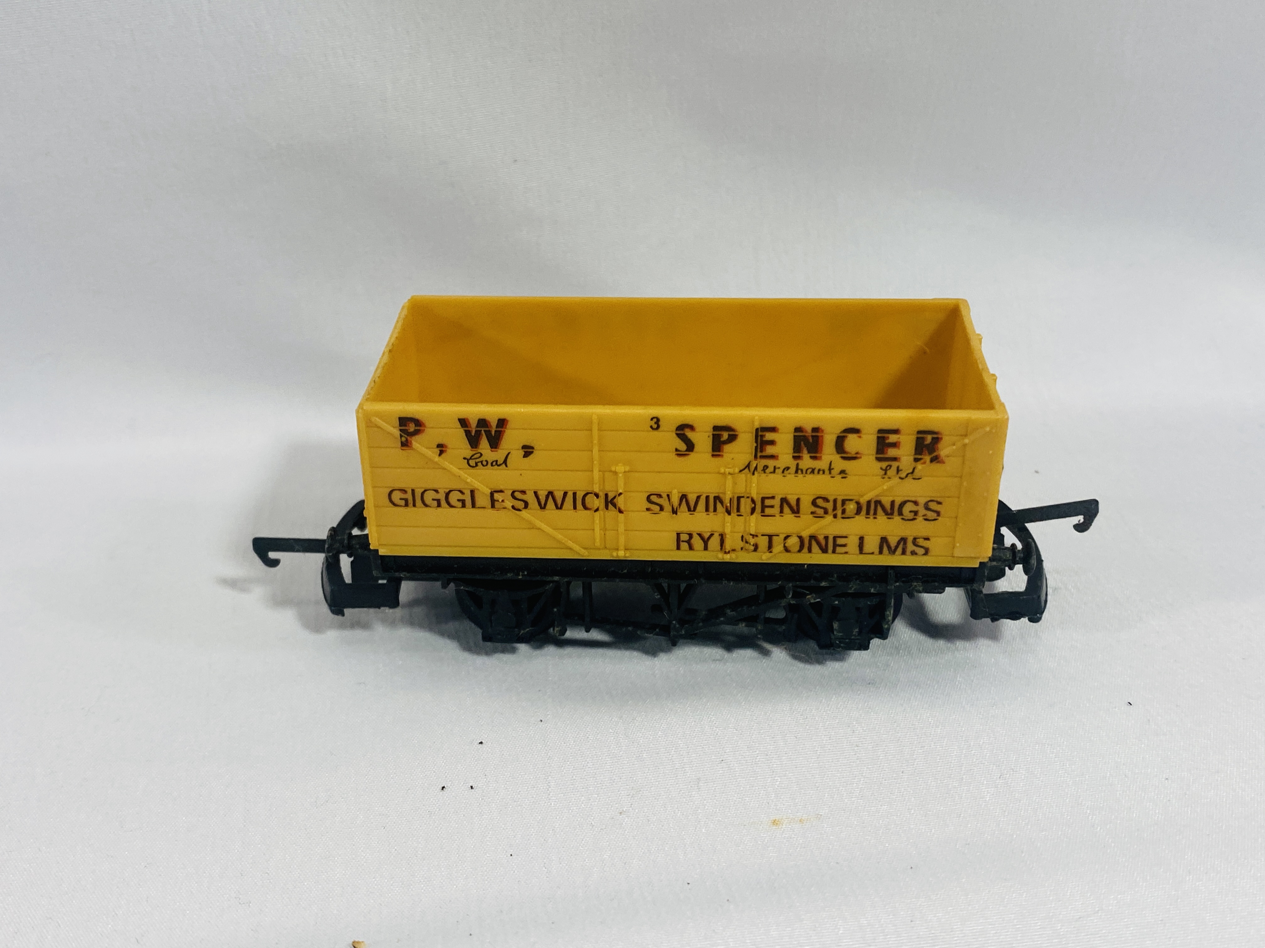 A 00 gauge engine, track and wagons - Image 7 of 10