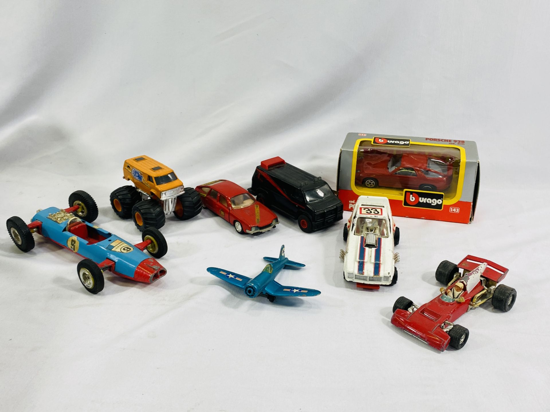 A quantity of die cast cars and trucks - Bild 2 aus 2