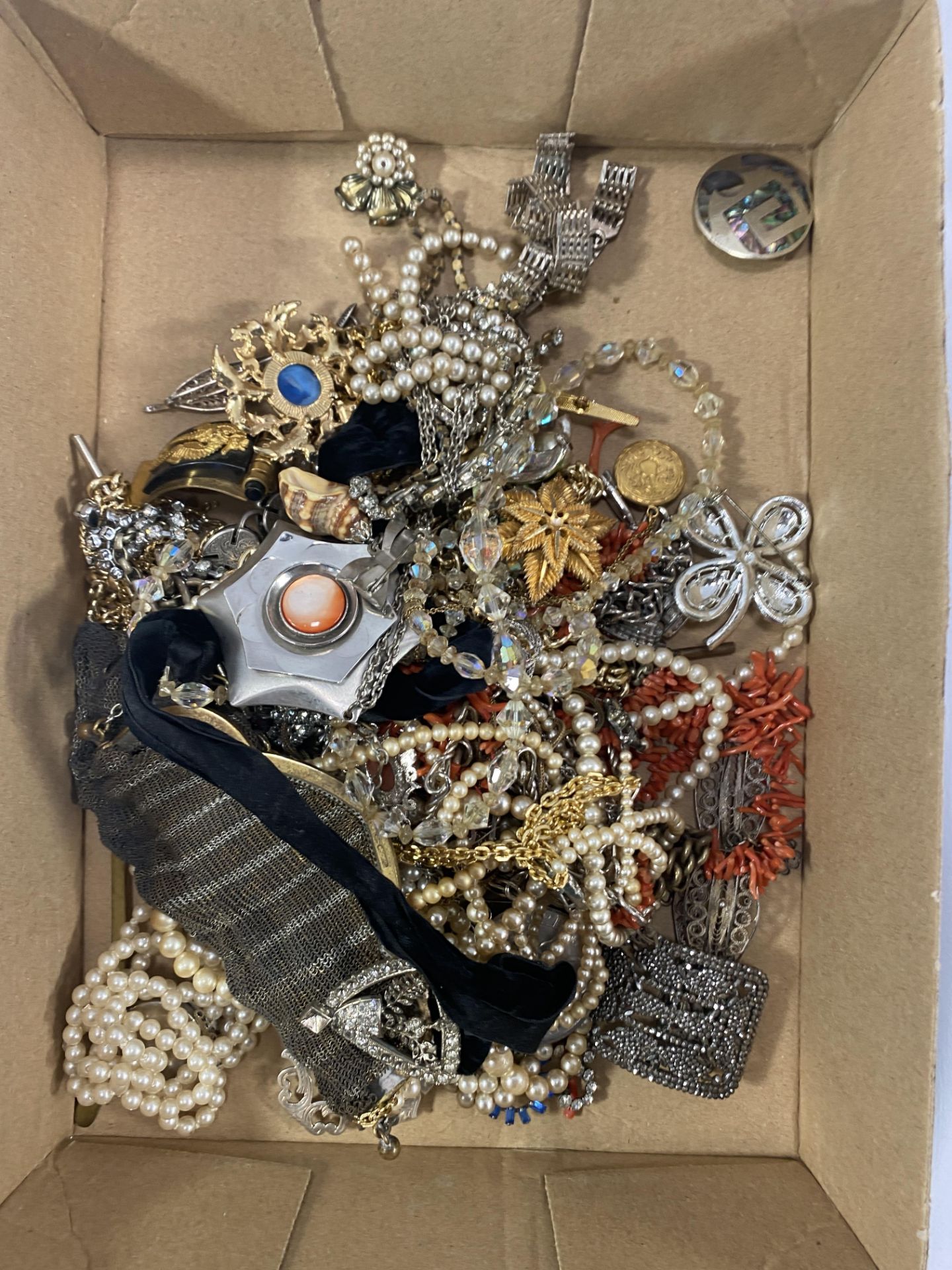 A quantity of costume jewellery - Bild 3 aus 4