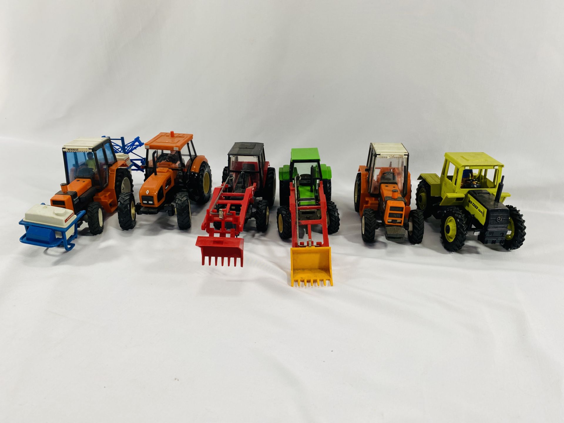 A collection of model tractors and farm machinery - Bild 2 aus 3