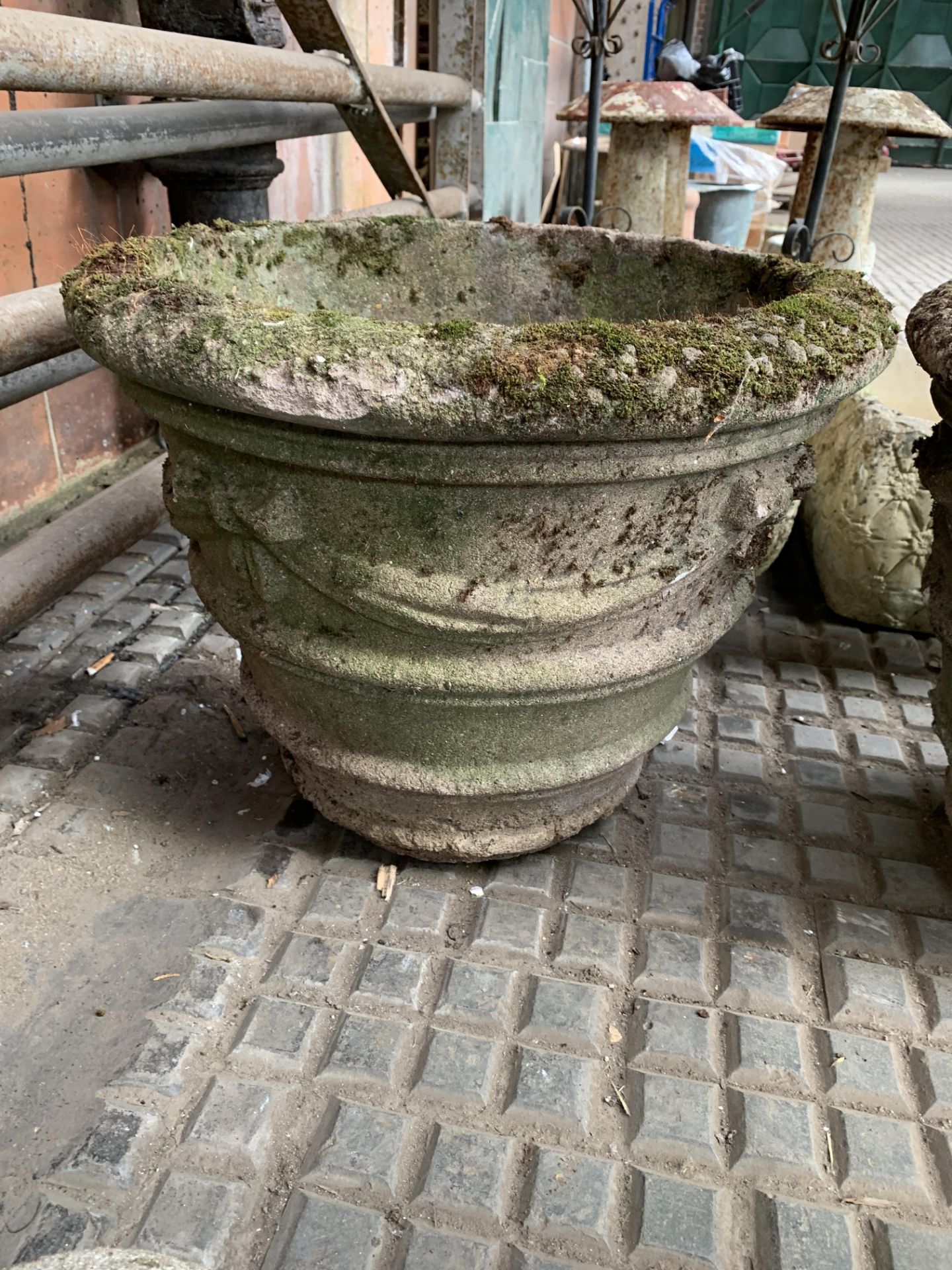 Three cast concrete planters - Bild 4 aus 5