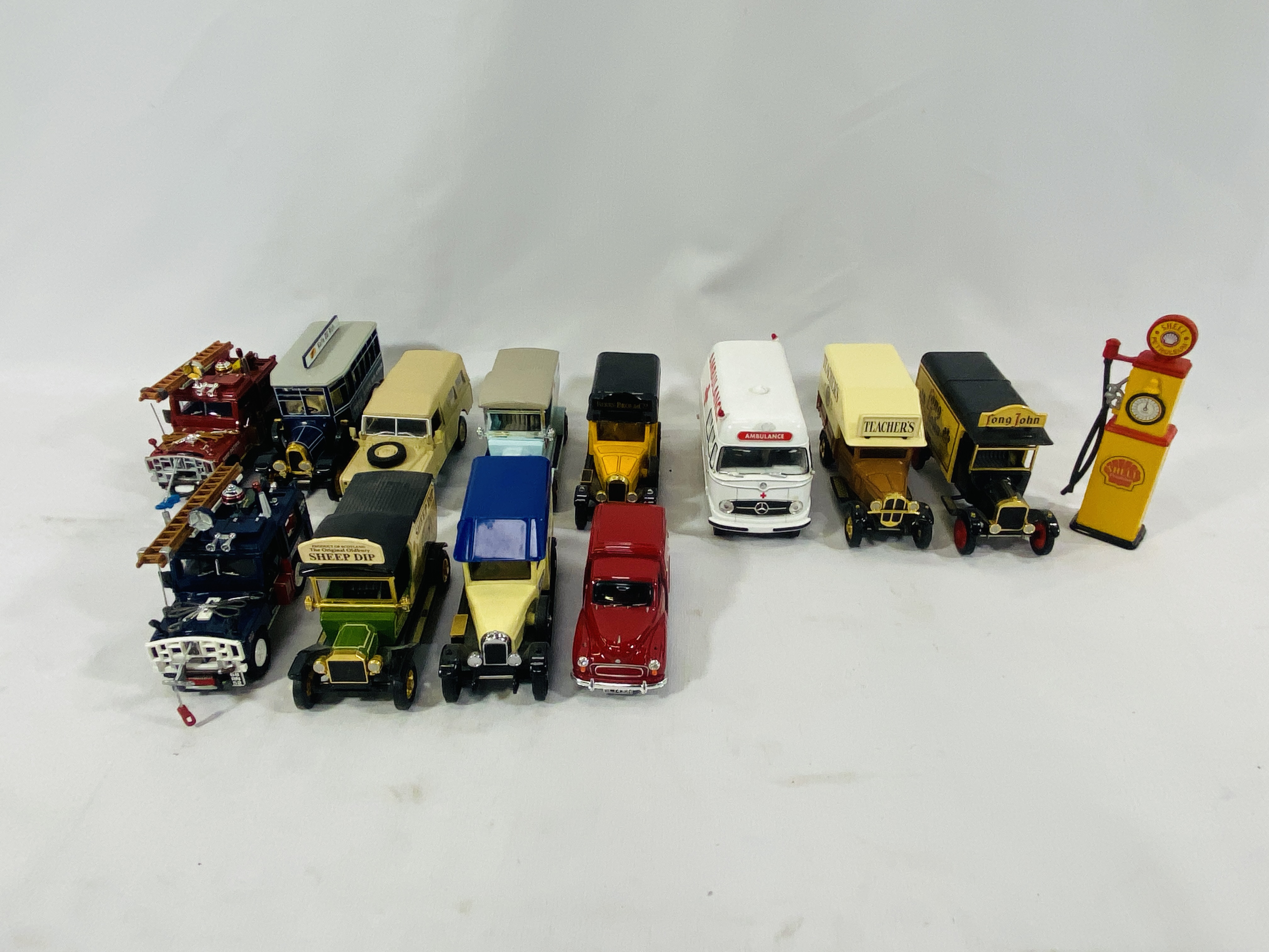 A collection of diecast toy cars and vans - Image 4 of 7