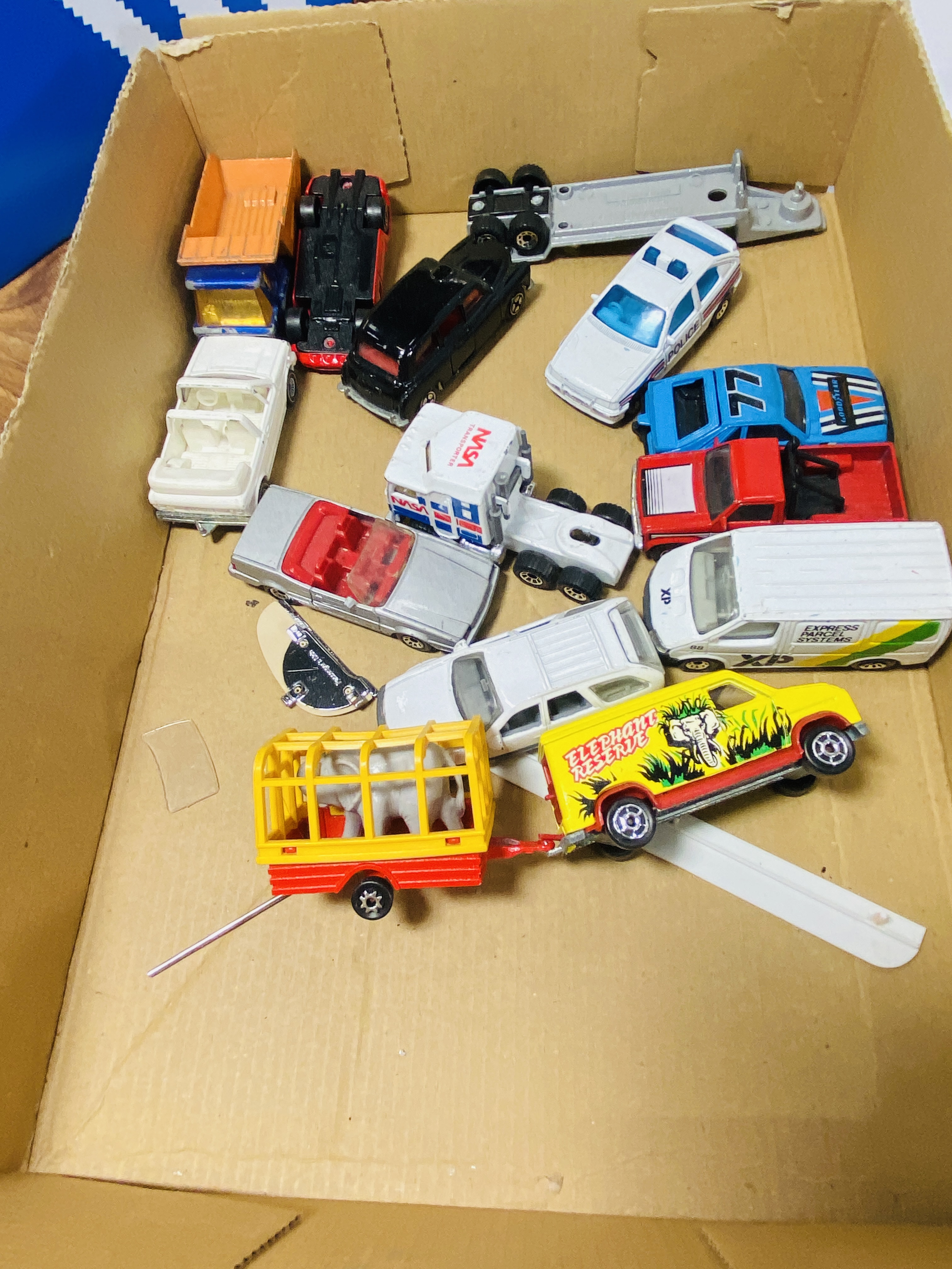 A collection of diecast toy cars and vans - Image 3 of 7