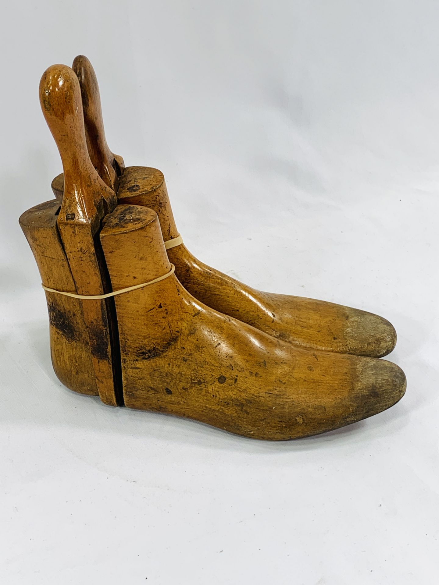 A pair of wooden shoe lasts - Bild 3 aus 3