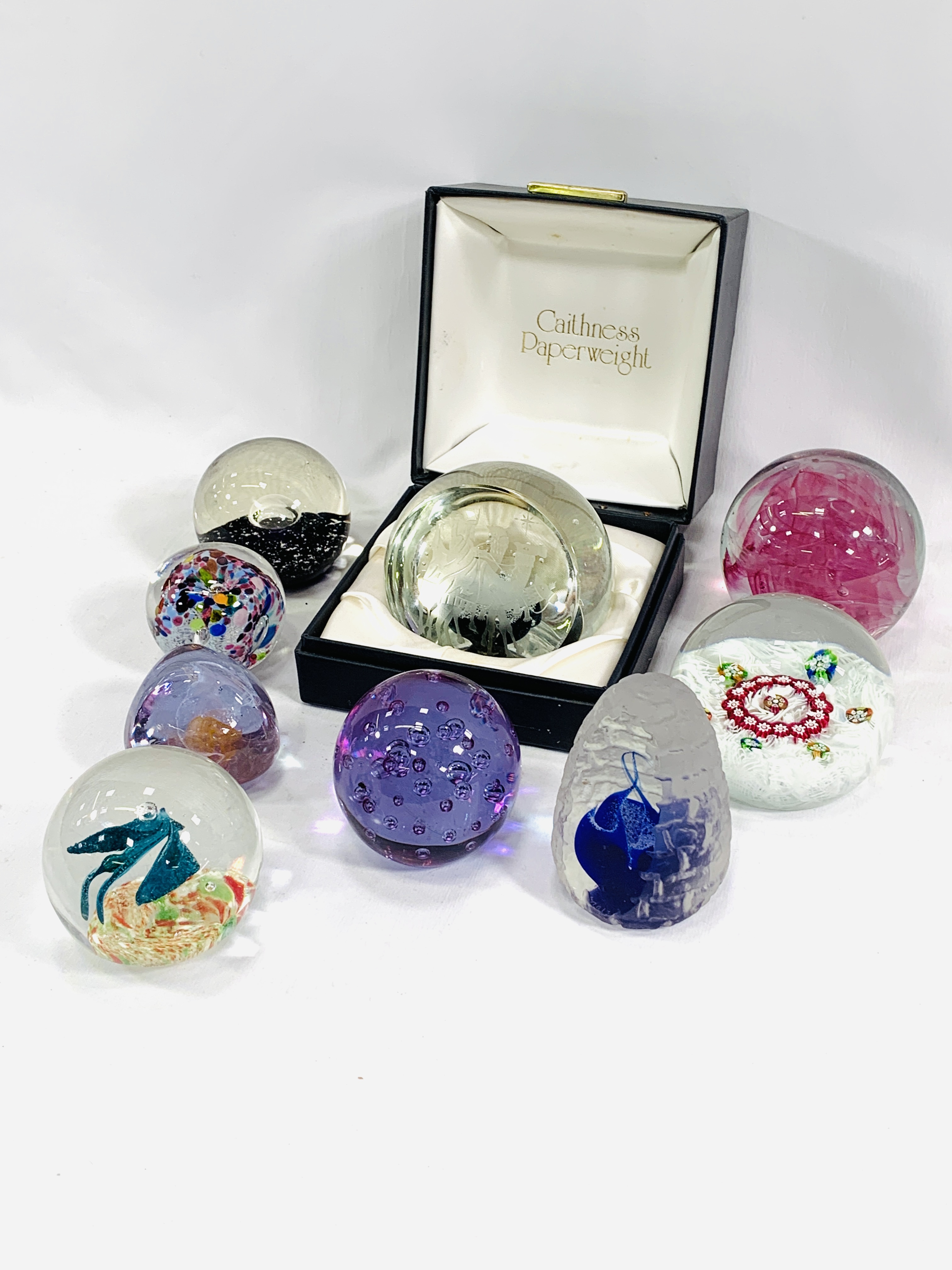 A collection of paperweights - Image 5 of 5