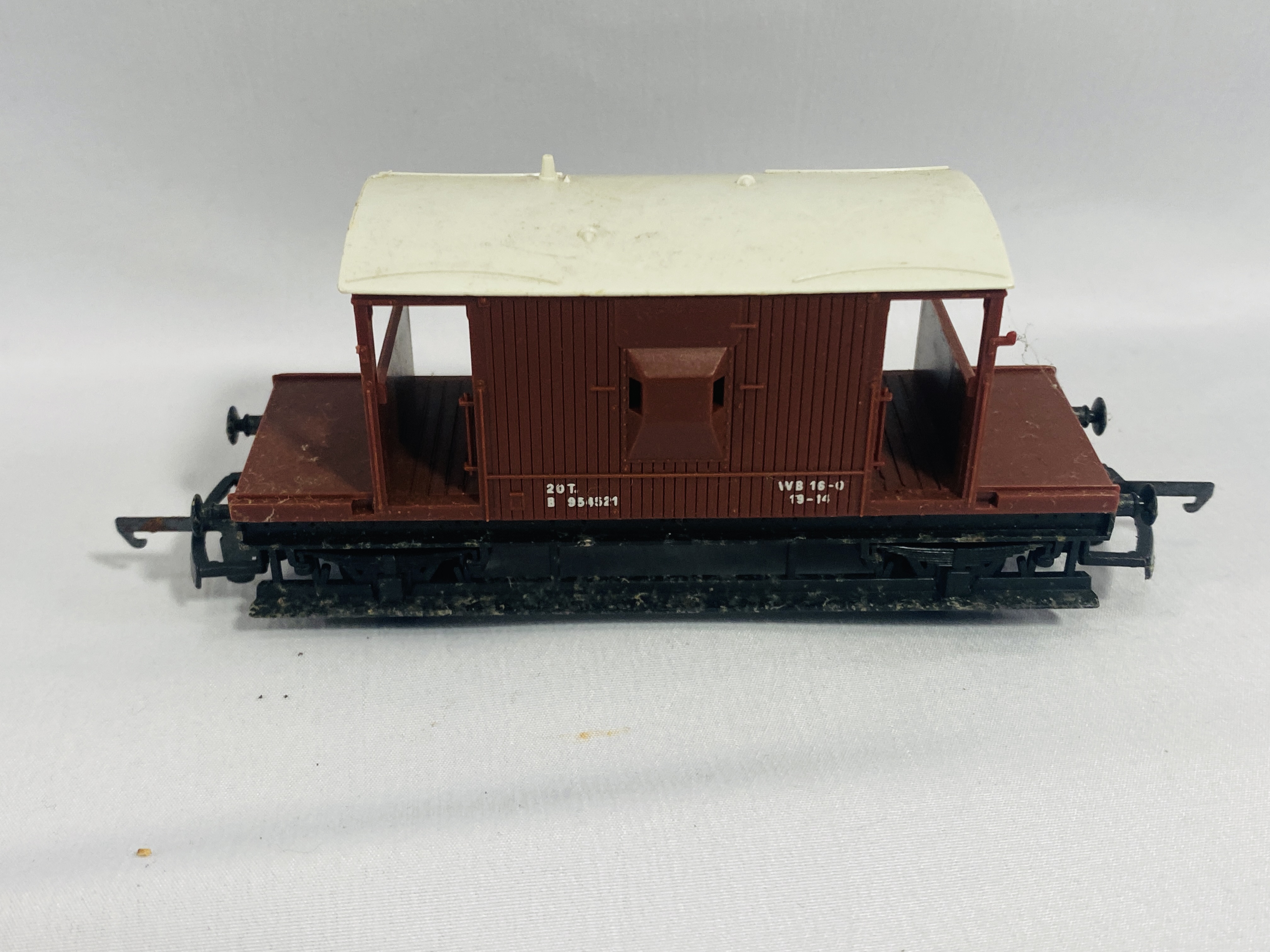 A 00 gauge engine, track and wagons - Image 6 of 10