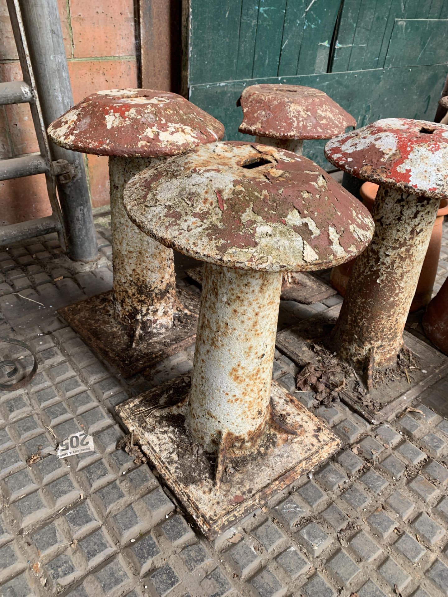 Four cast metal stands - Bild 2 aus 4