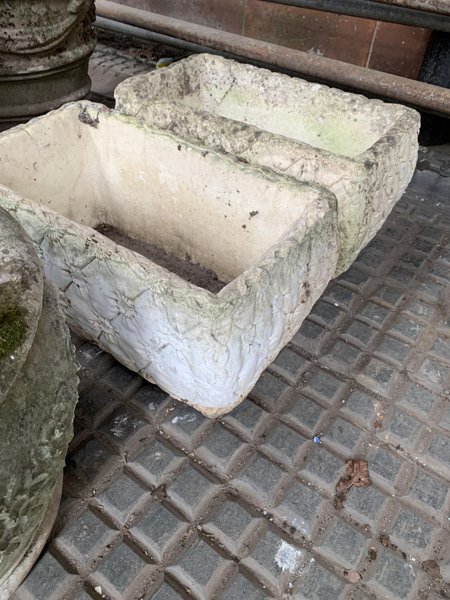 Two concrete troughs and a cast concrete planter - Bild 2 aus 4