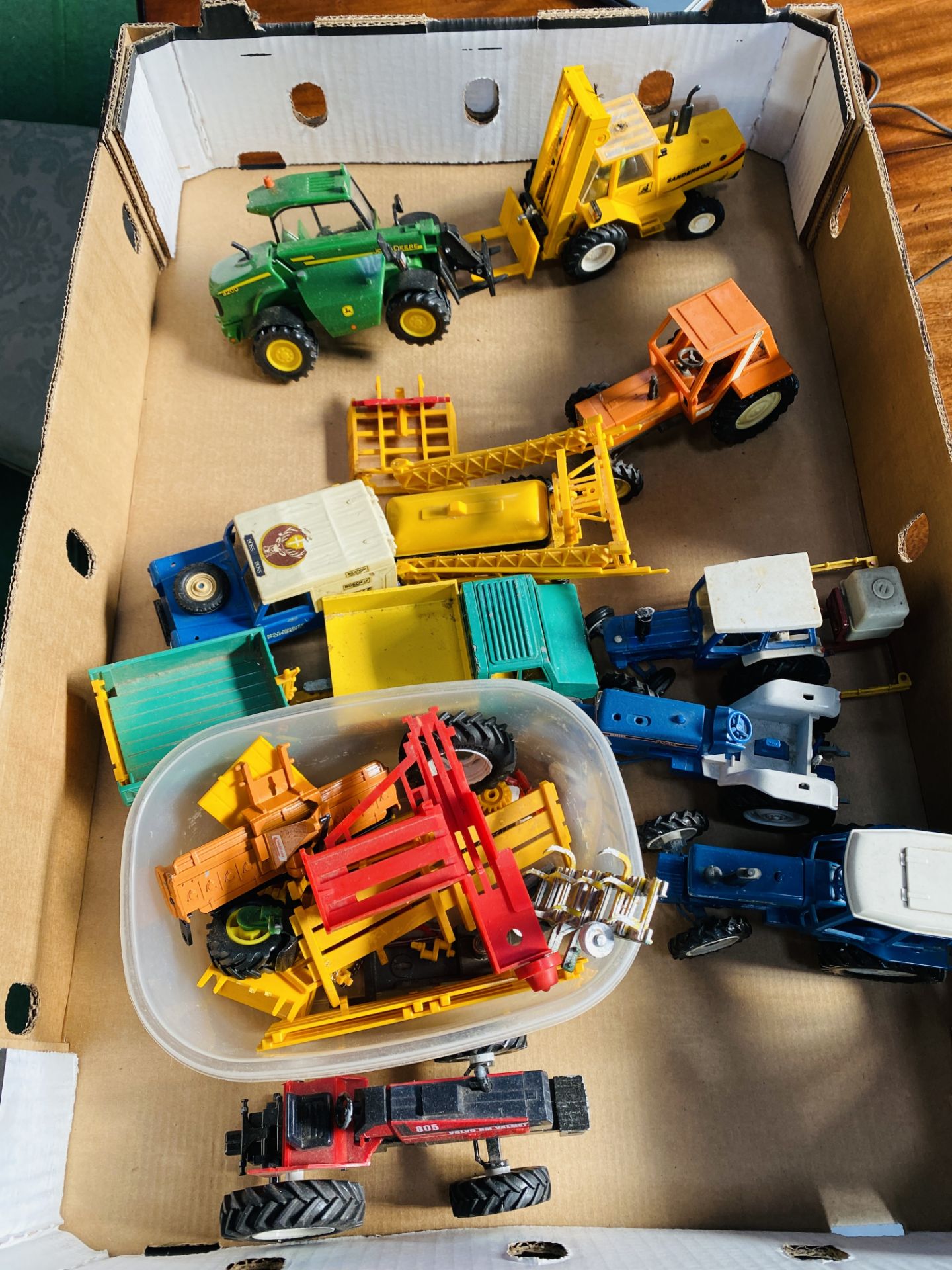 A collection of model tractors and farm machinery - Bild 3 aus 3