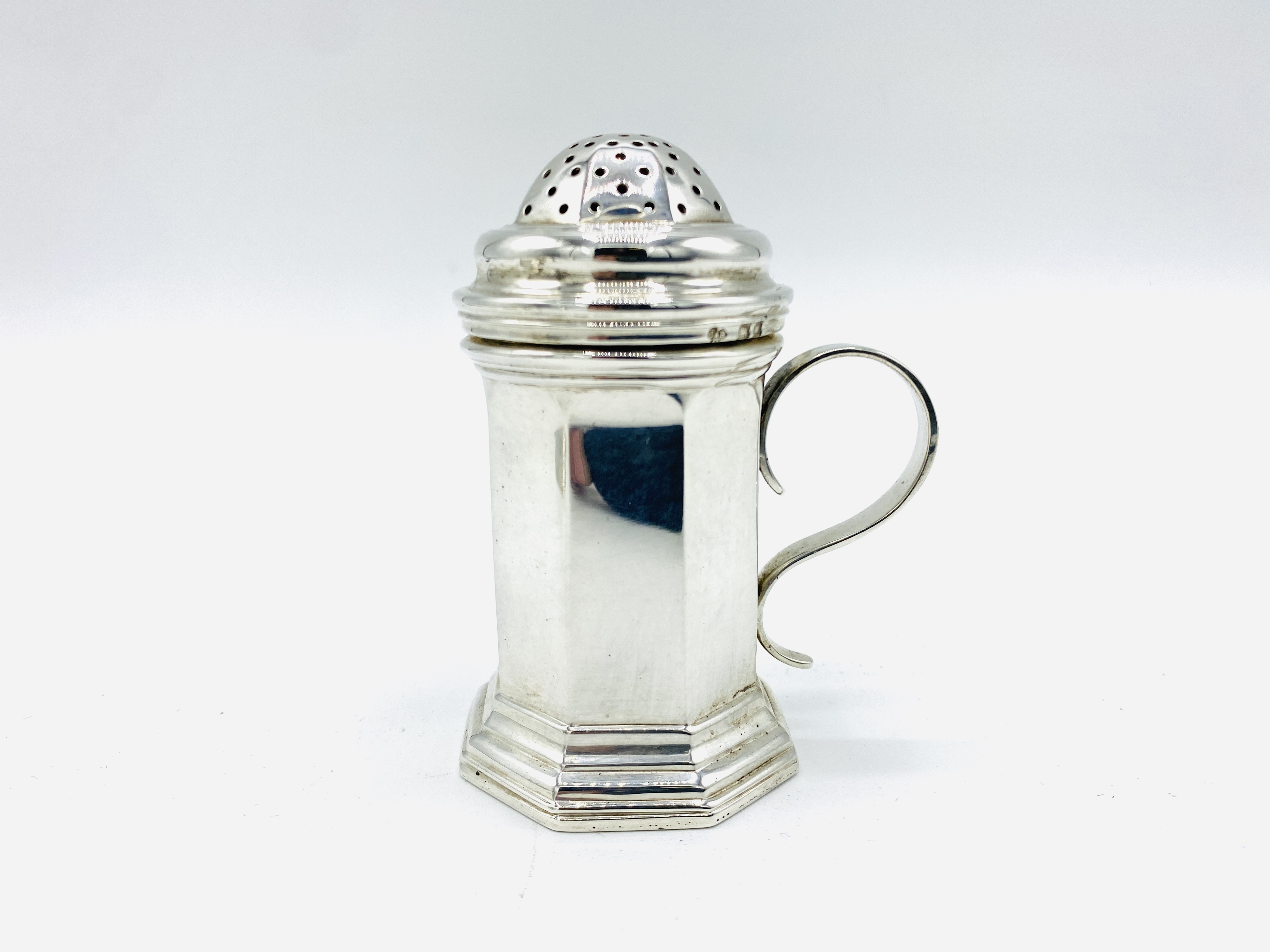 A silver trencher style cruet set by Charles & Richard Comyns, London 1921 - Image 5 of 9