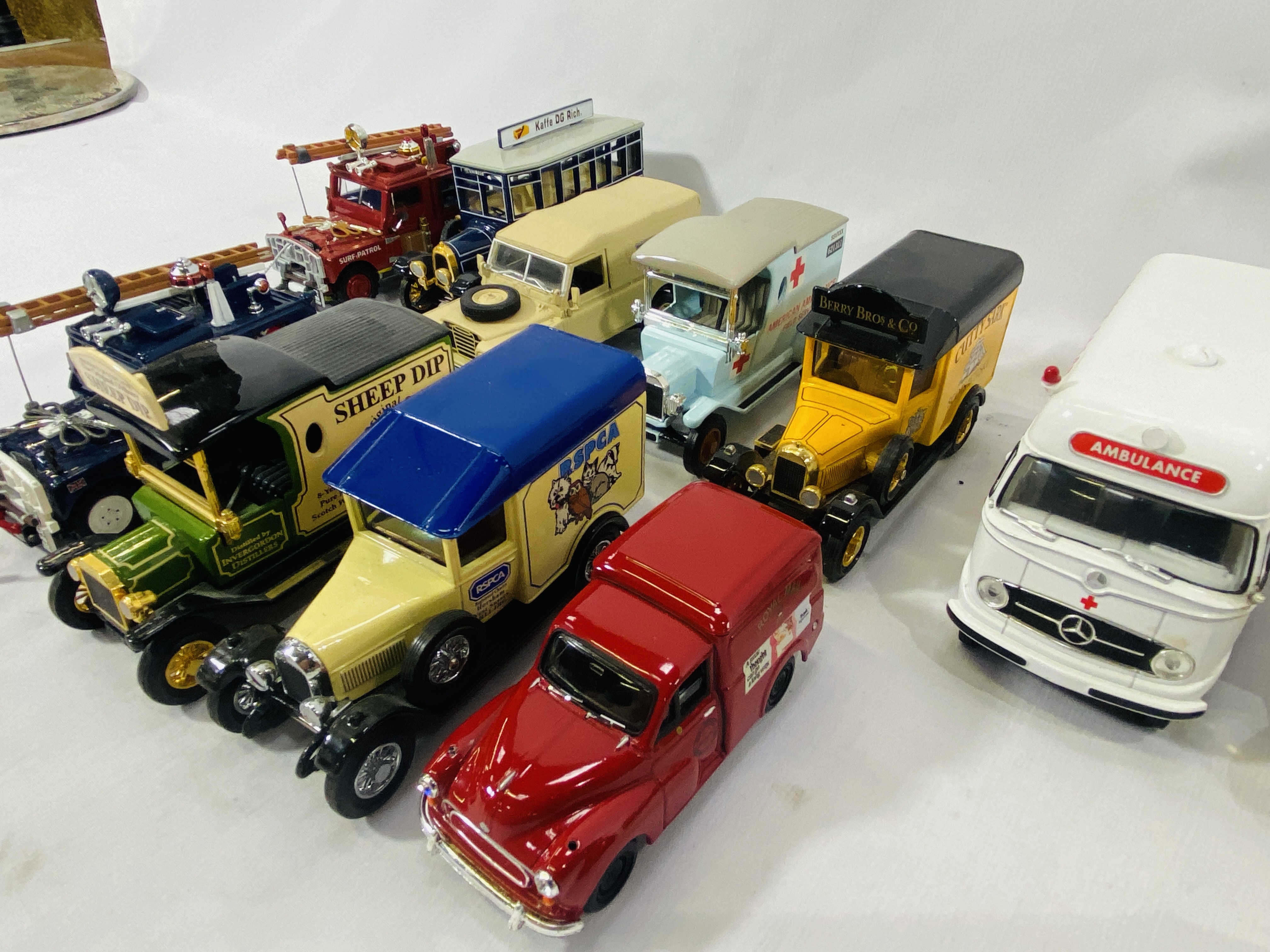 A collection of diecast toy cars and vans - Image 7 of 7