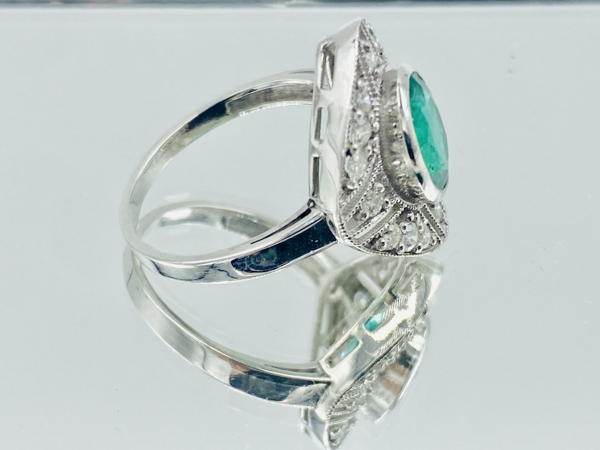 White gold, emerald and diamond ring - Bild 2 aus 3