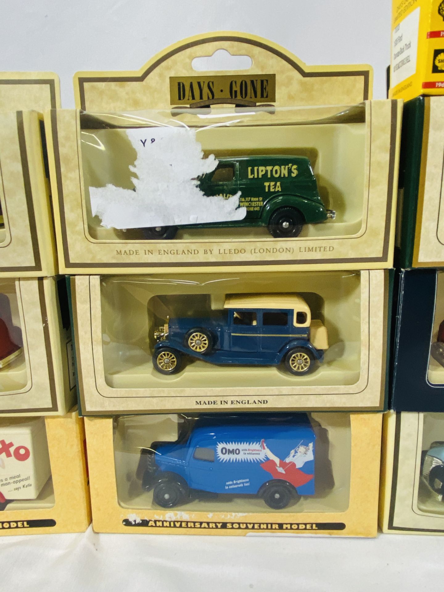 A collection of Days Gone vans together with other model vehicles - Bild 3 aus 5
