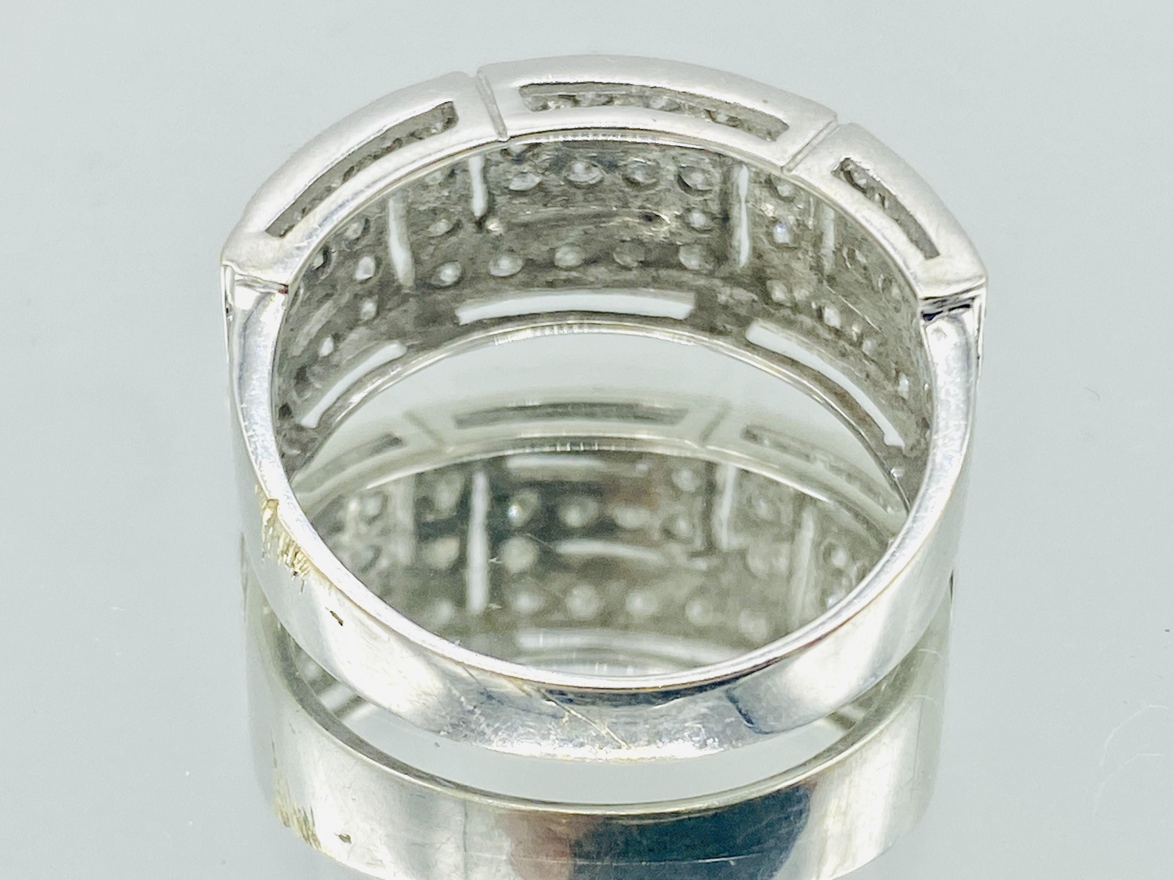 18ct white gold Greek key patterned ring - Image 3 of 4