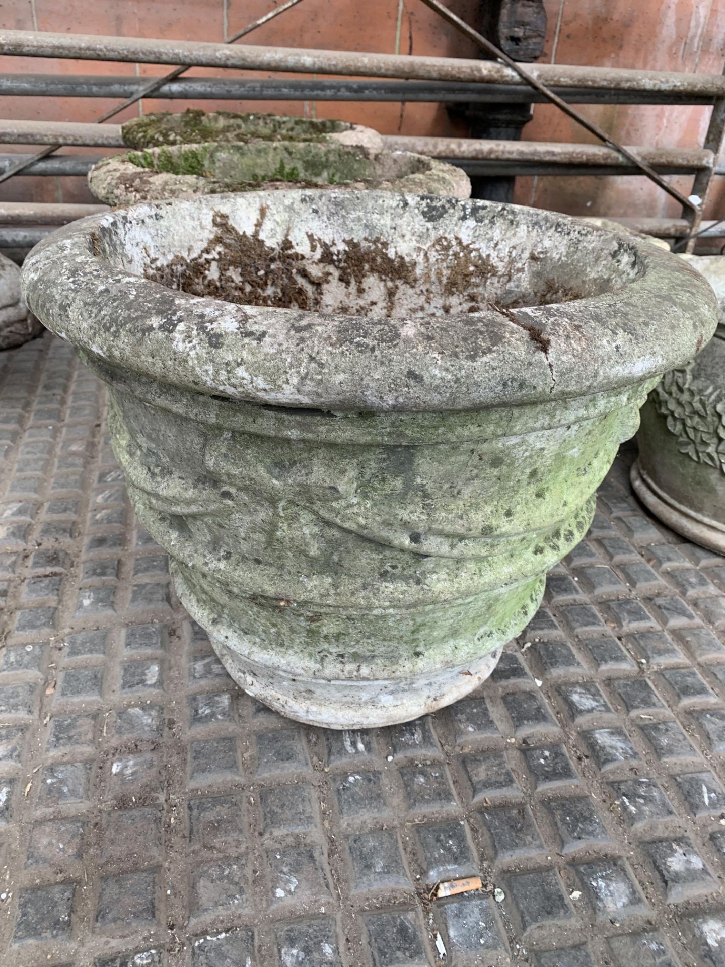 Three cast concrete planters - Bild 2 aus 5