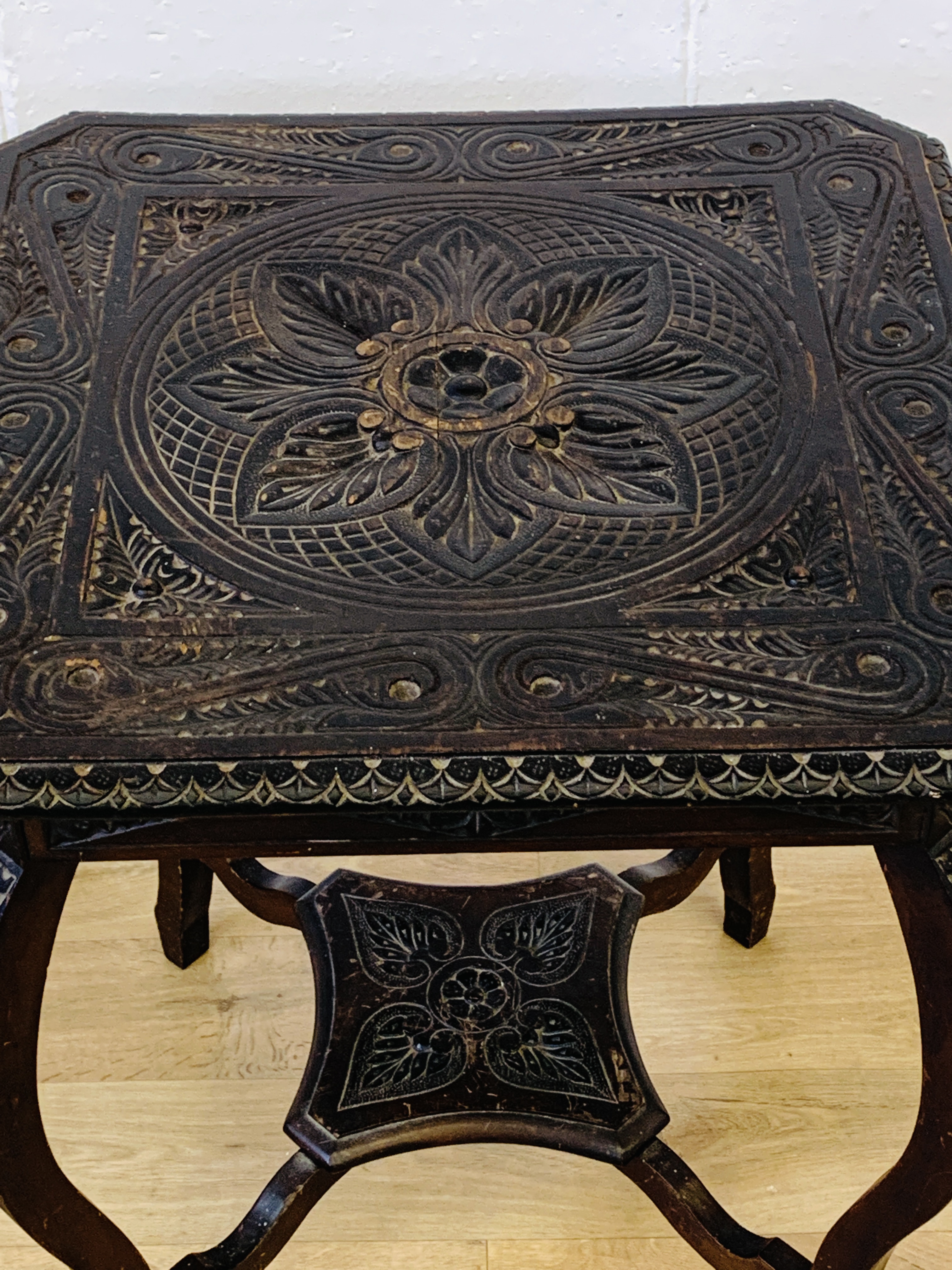 Carved wood display table - Image 3 of 6