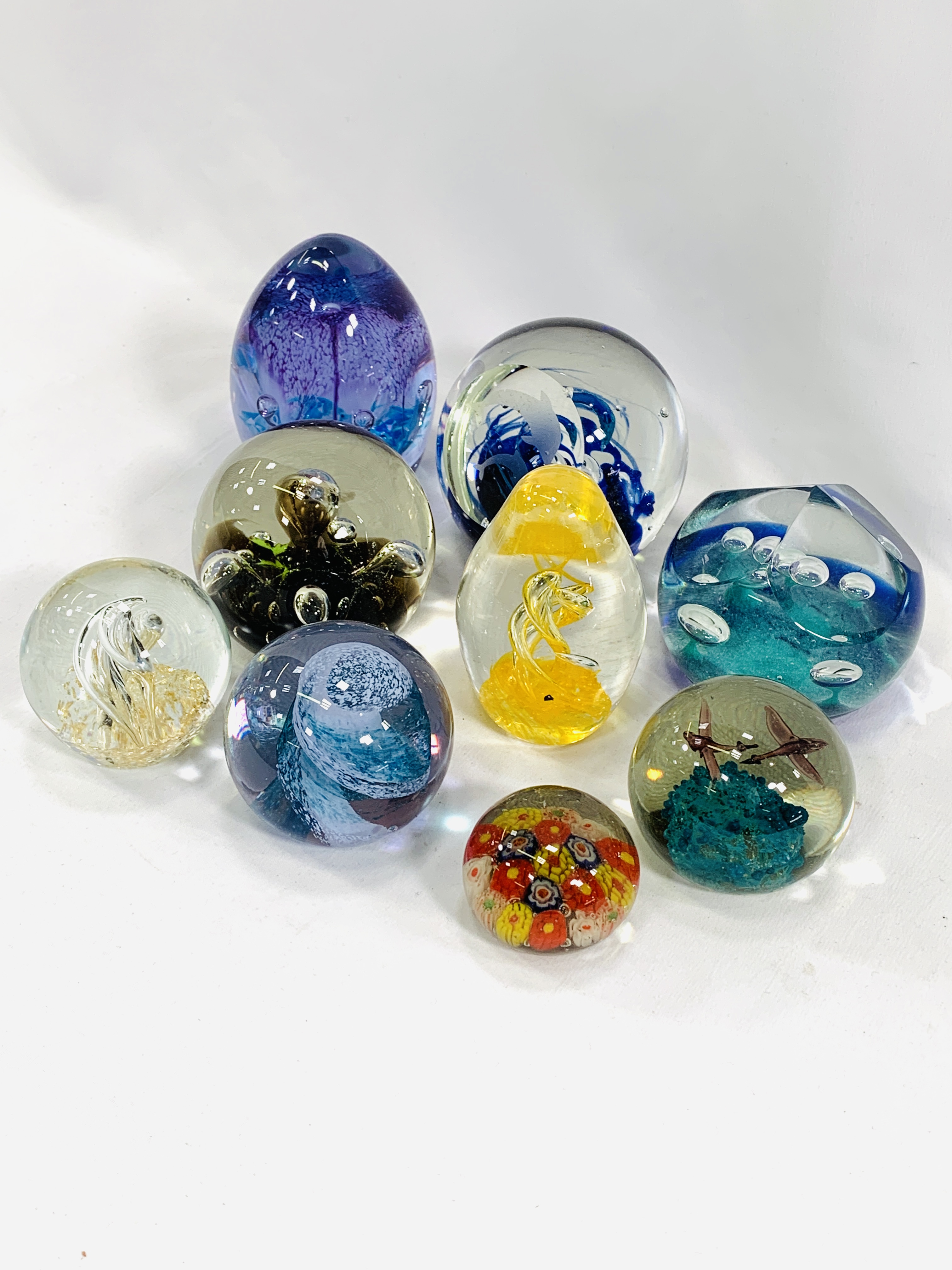 A collection of paperweights - Image 3 of 4