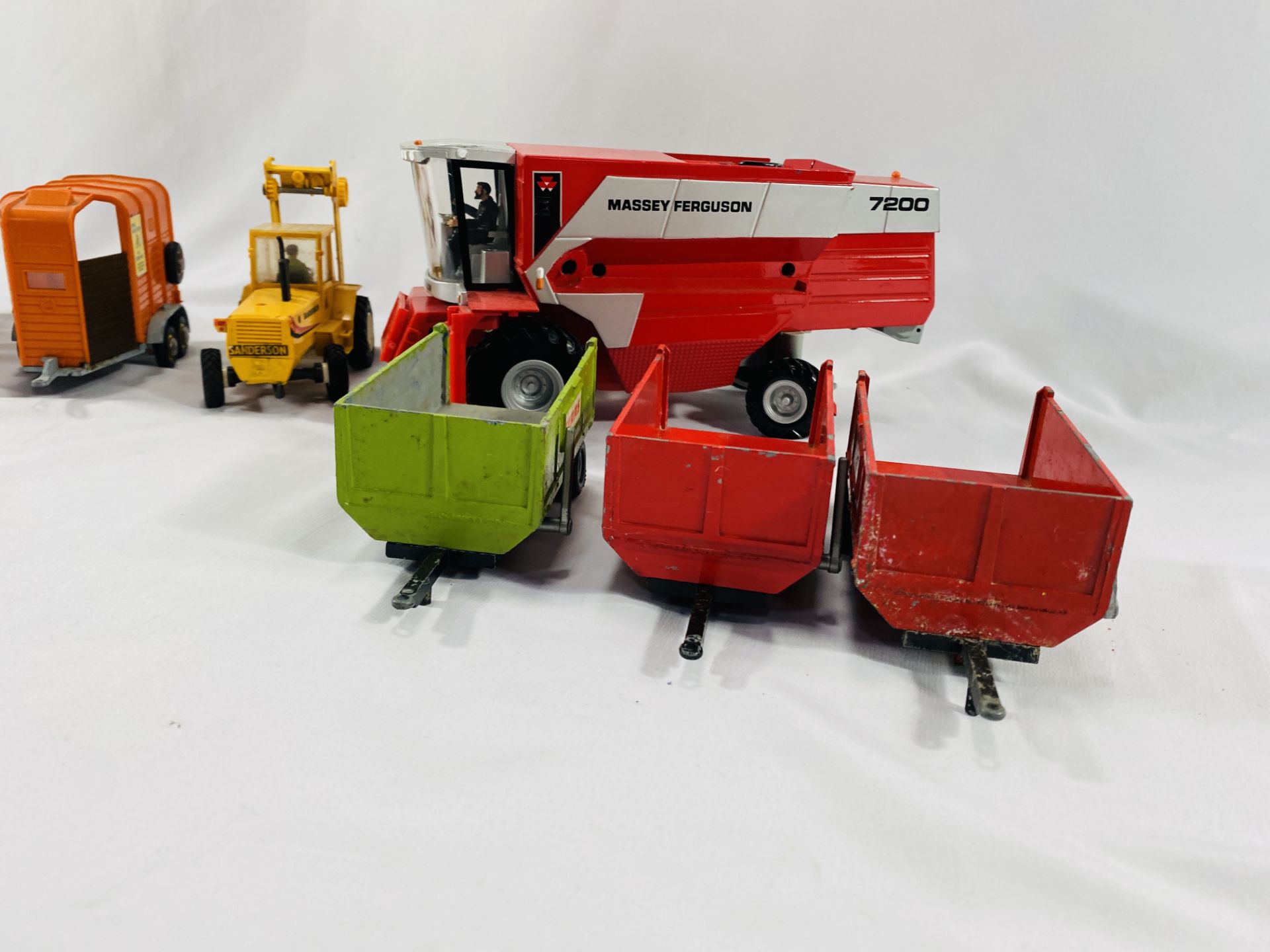 A collection of model farm machinery - Bild 7 aus 8