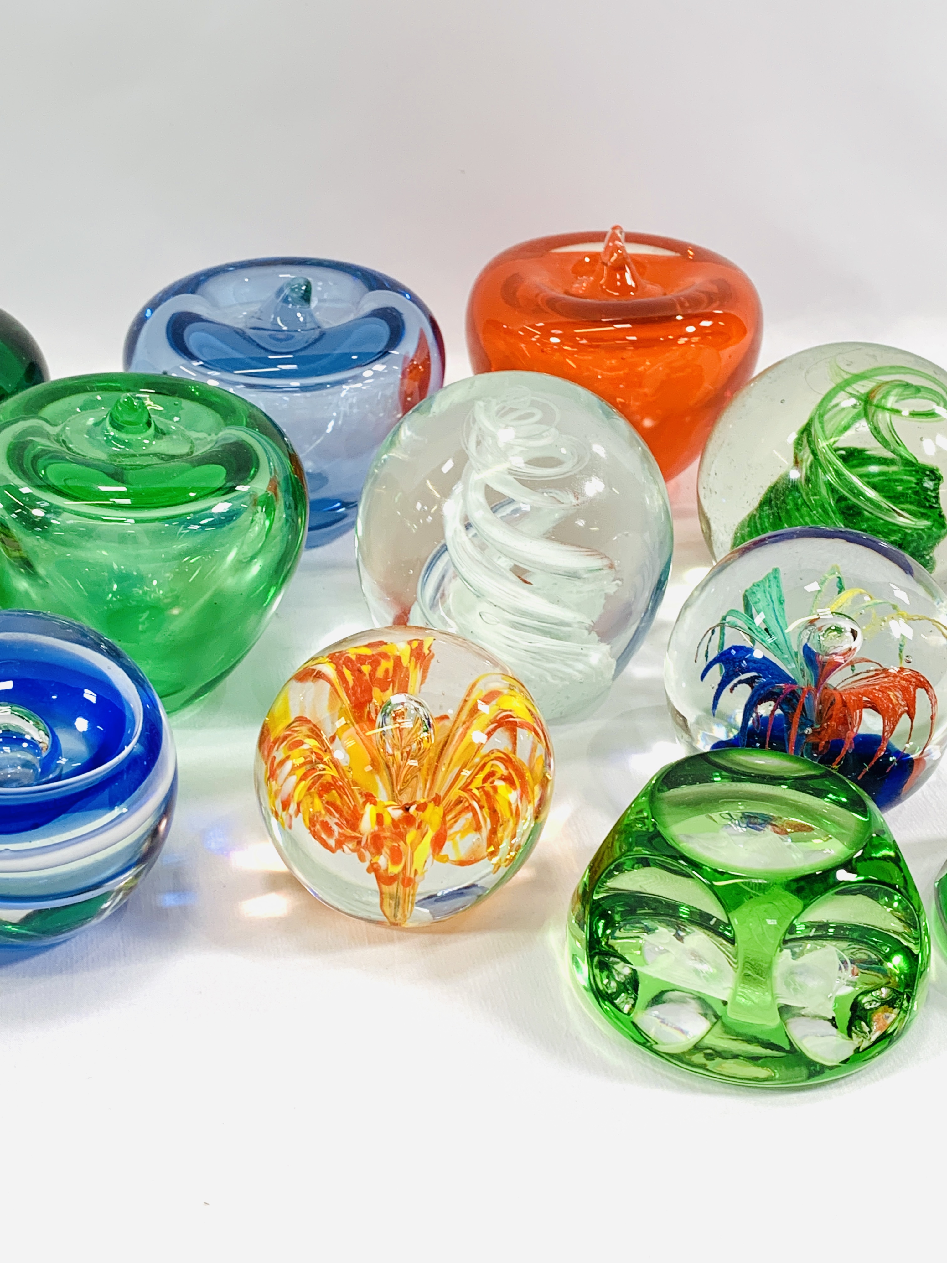 Collection of glass paperweights - Image 4 of 5