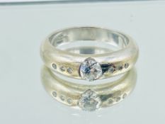 9ct white gold band with centre diamond