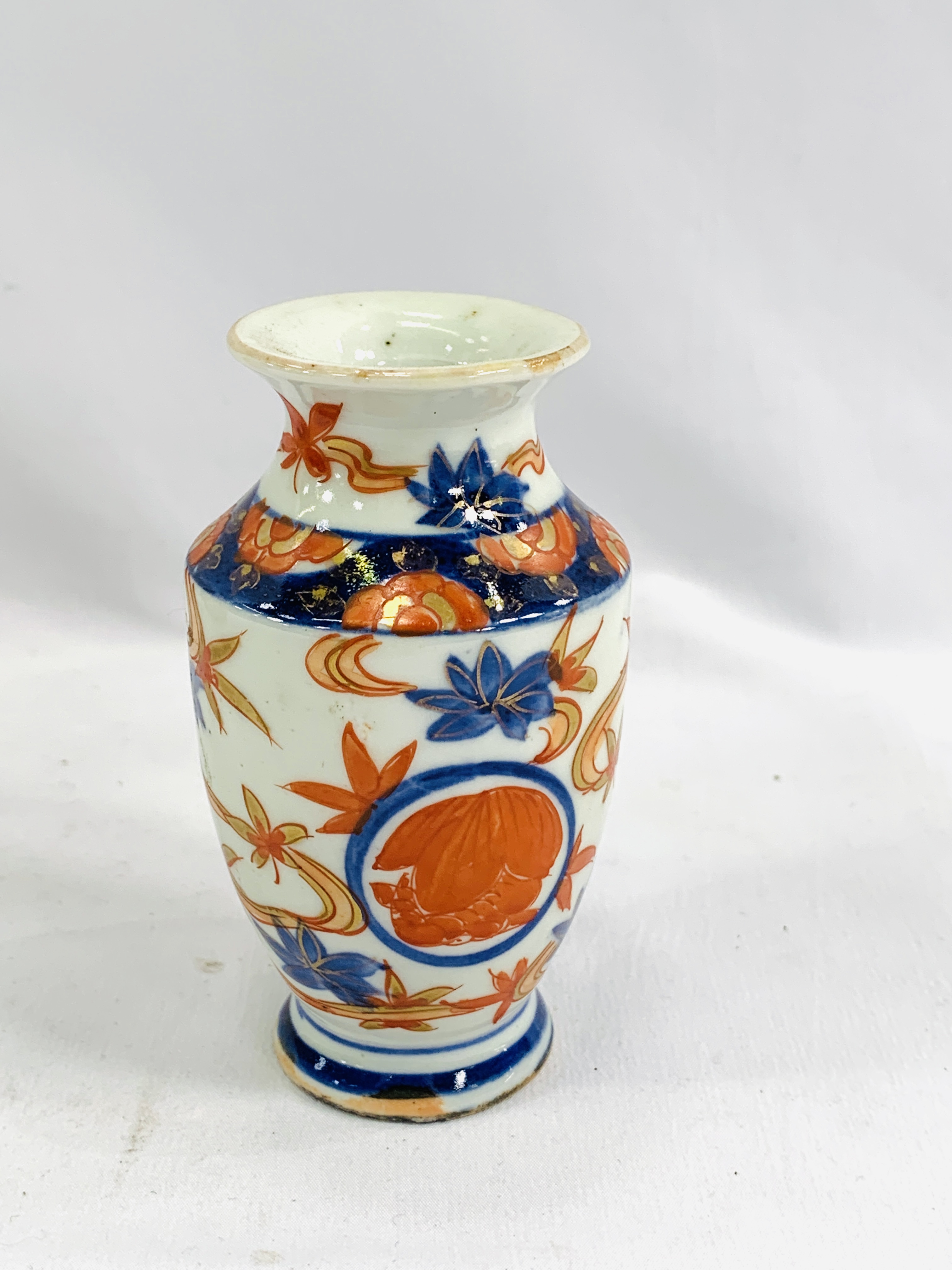 An Imari teapot and vase - Image 4 of 4