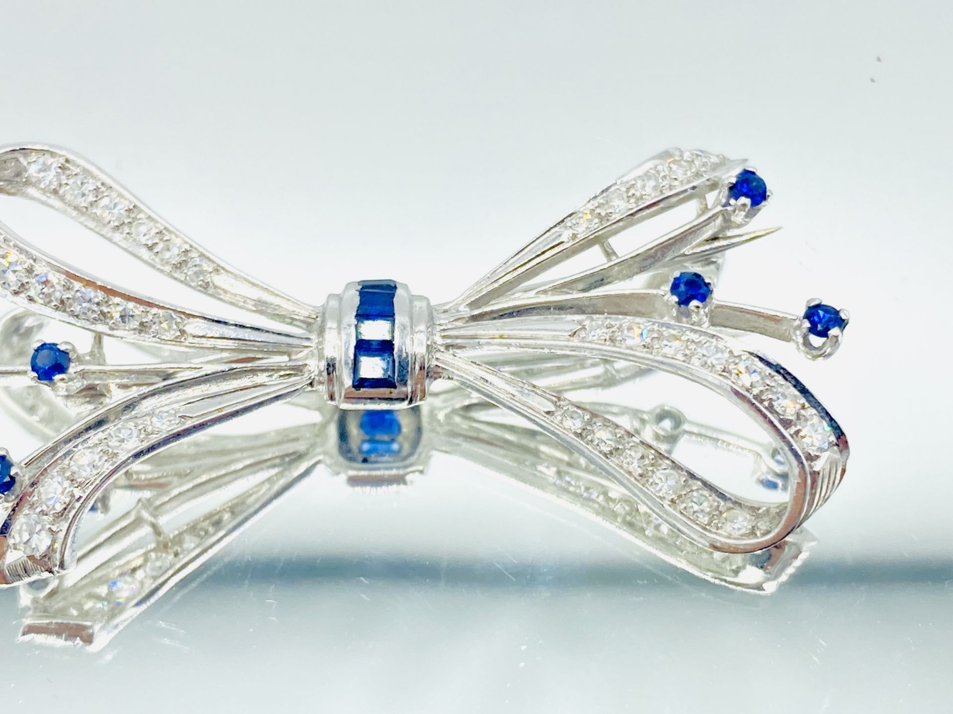 White gold and sapphire brooch - Bild 4 aus 5