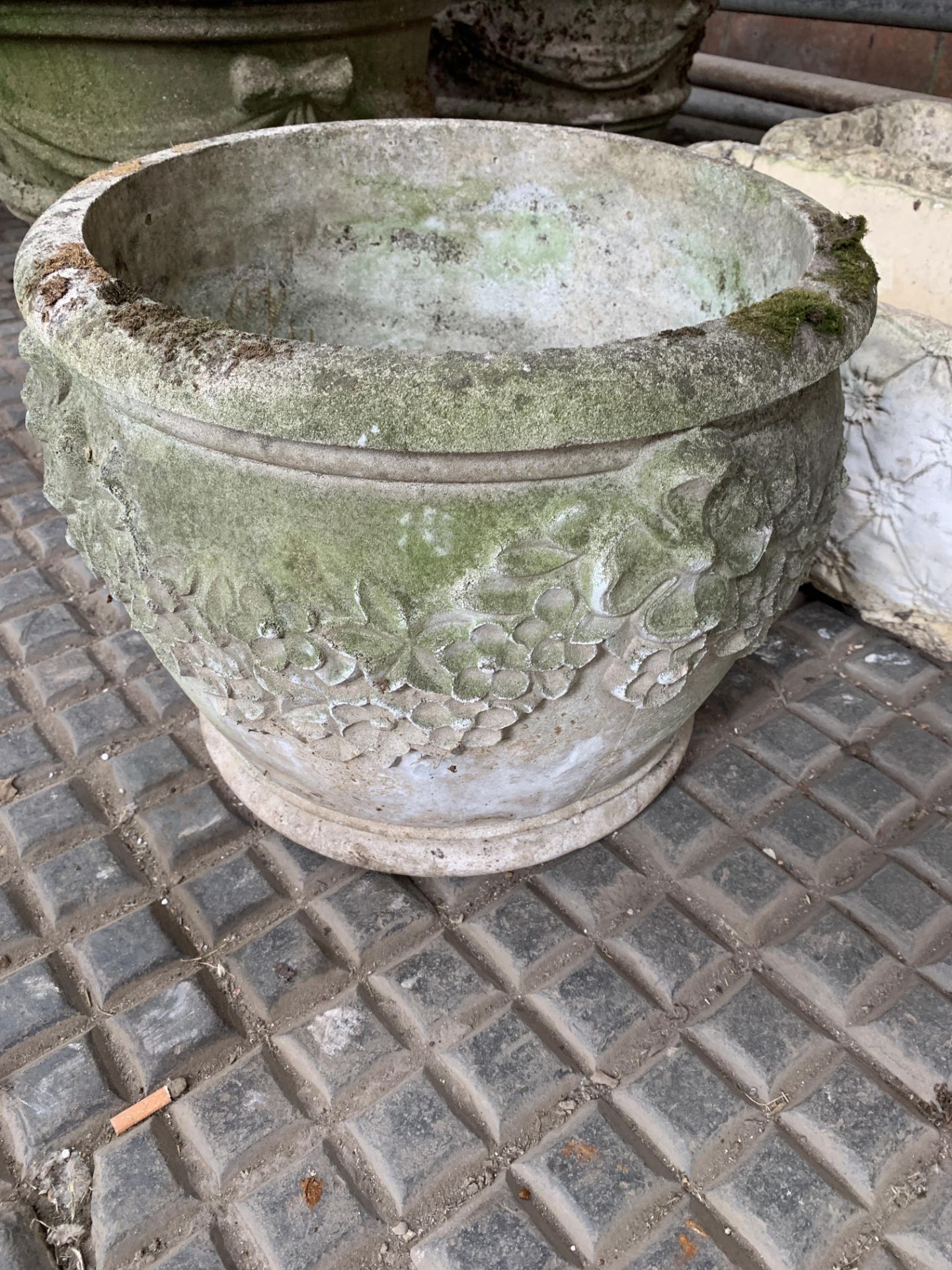 Two concrete troughs and a cast concrete planter - Bild 3 aus 4