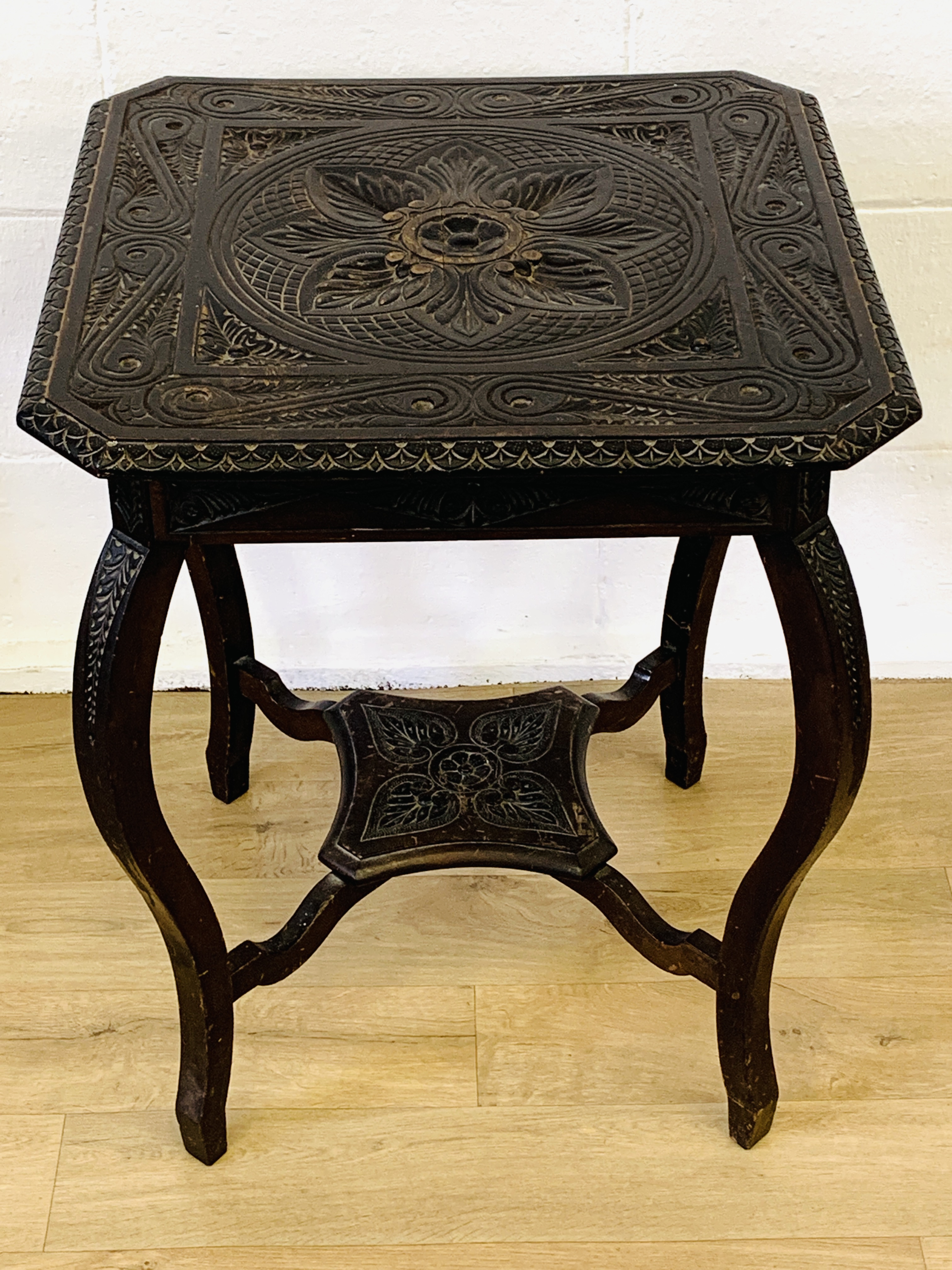 Carved wood display table - Image 2 of 6