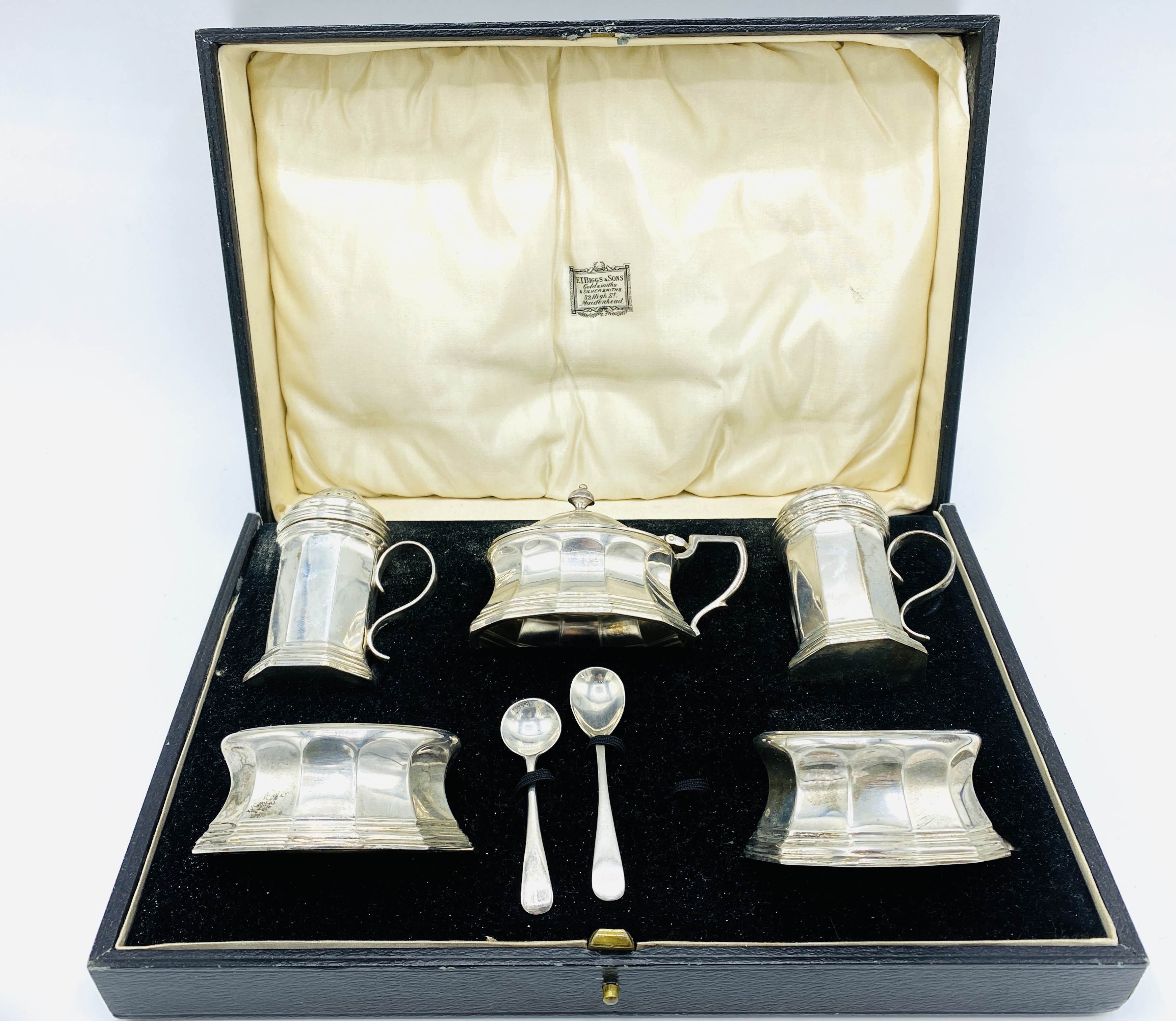 A silver trencher style cruet set by Charles & Richard Comyns, London 1921 - Image 2 of 9