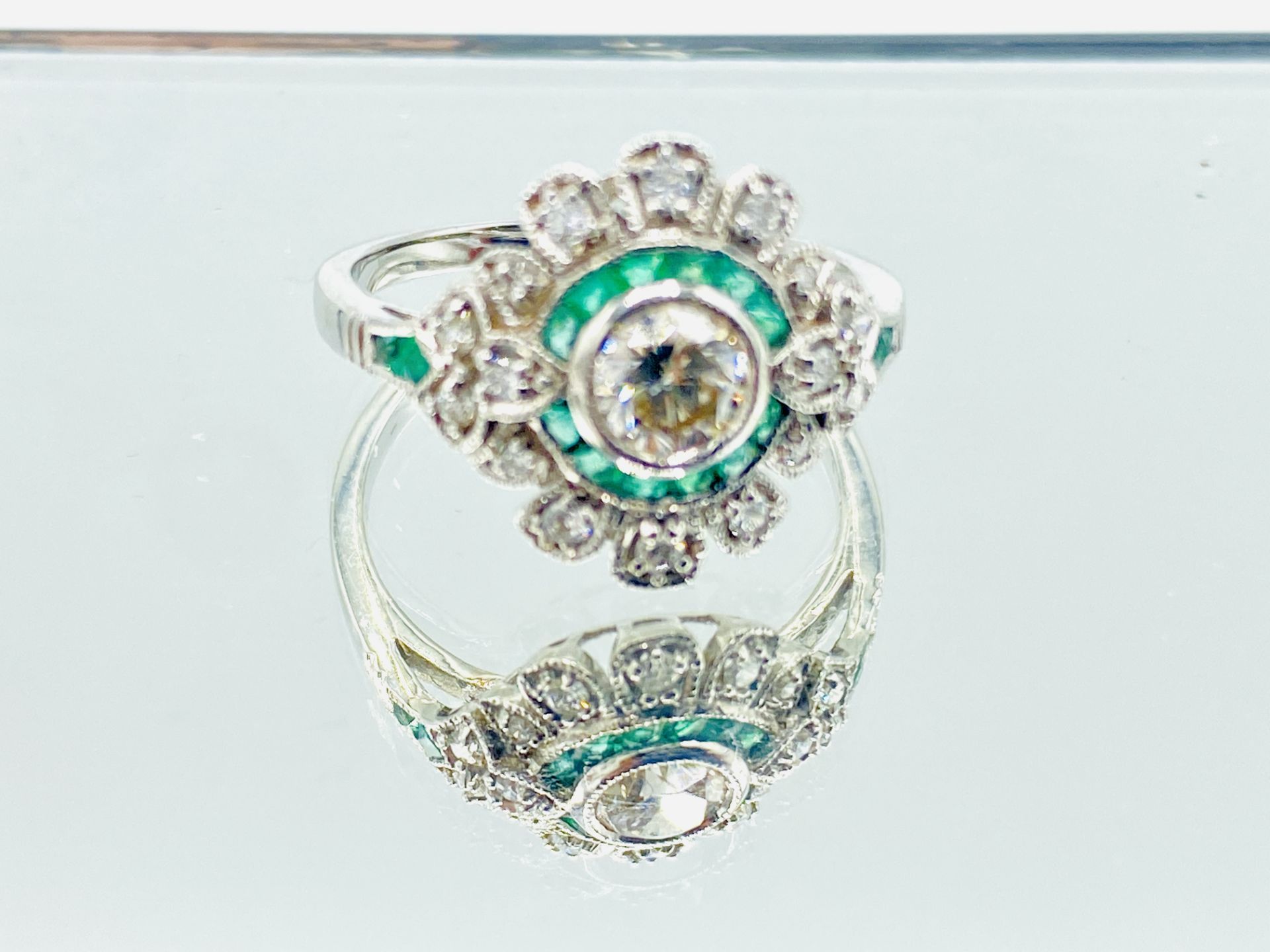 18ct white gold, emerald and diamond ring - Bild 4 aus 4