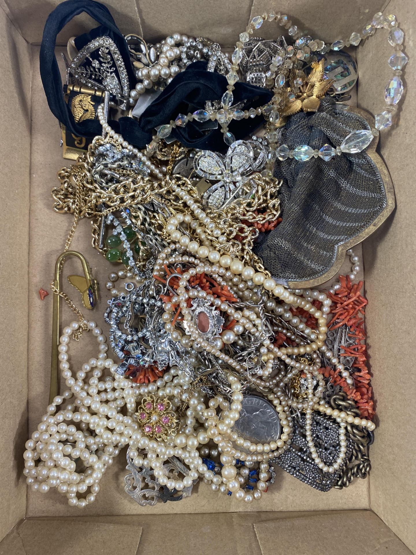 A quantity of costume jewellery - Bild 4 aus 4