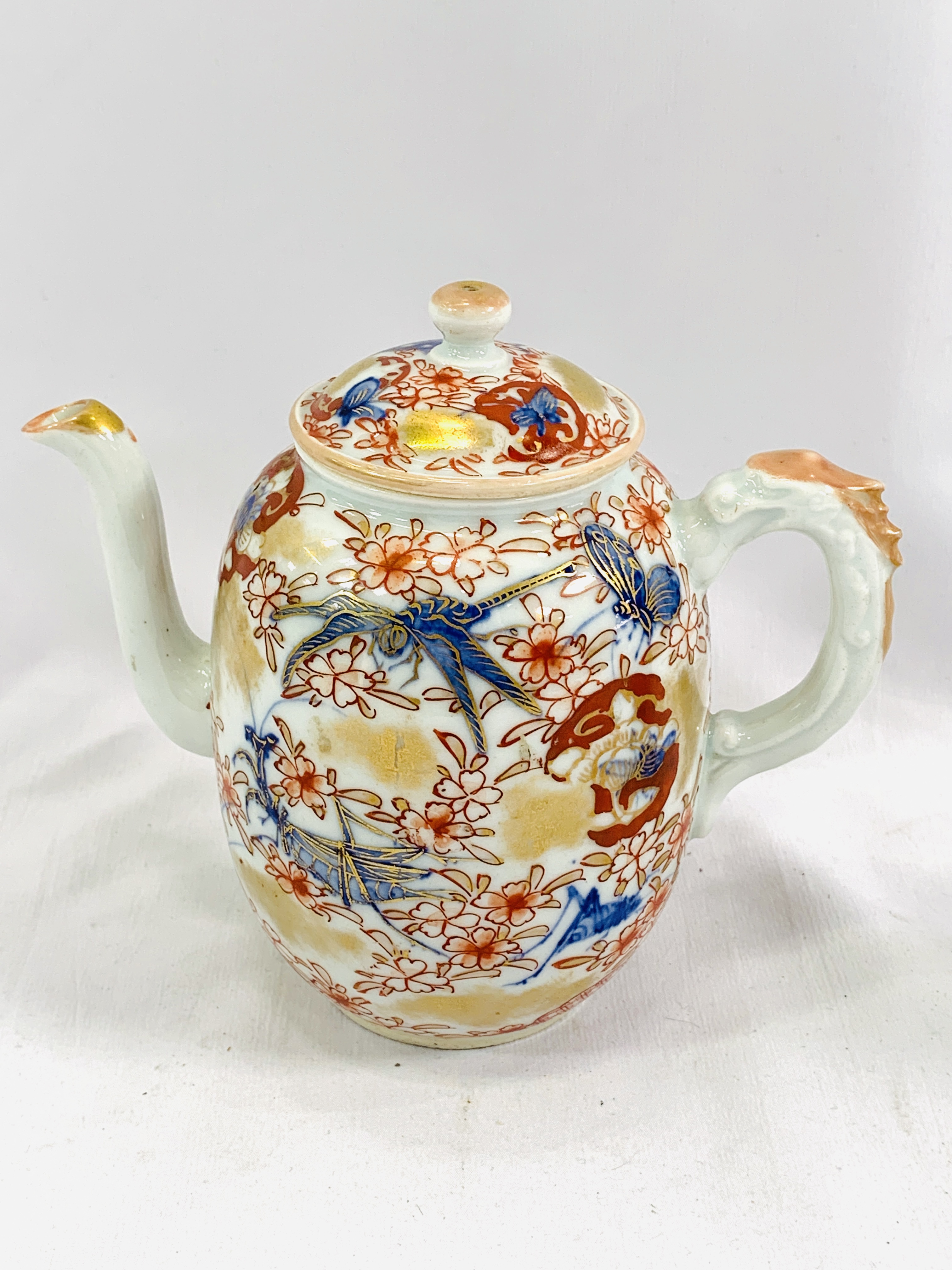 An Imari teapot and vase - Image 3 of 4
