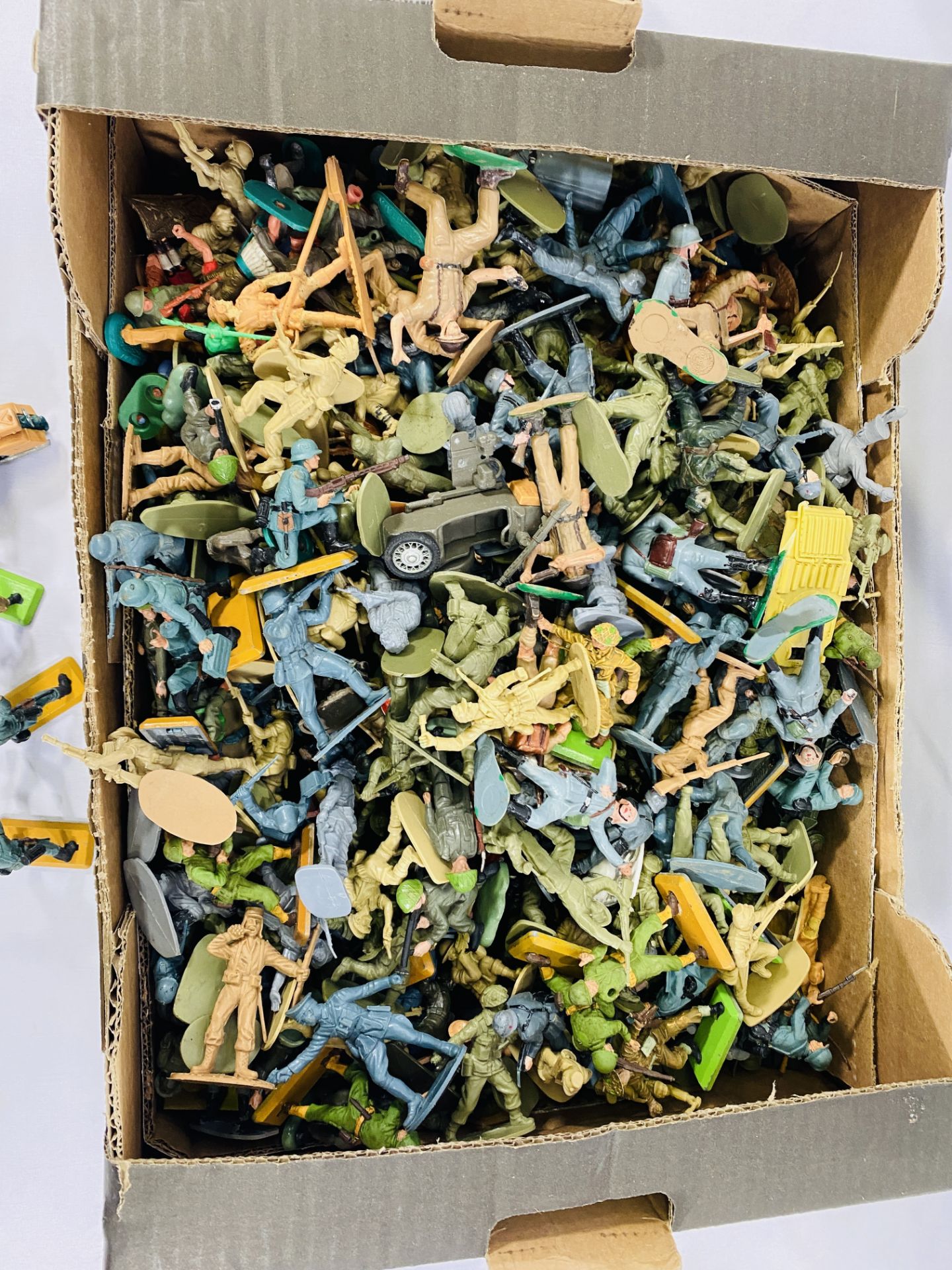 A quantity of toy soldiers, some by Britains Ltd - Bild 2 aus 2