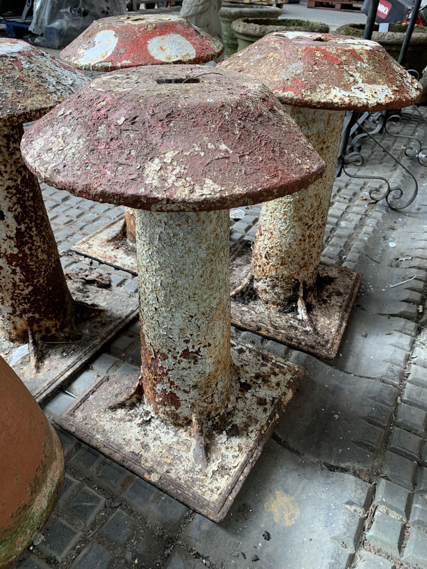 Four cast metal stands - Bild 4 aus 4