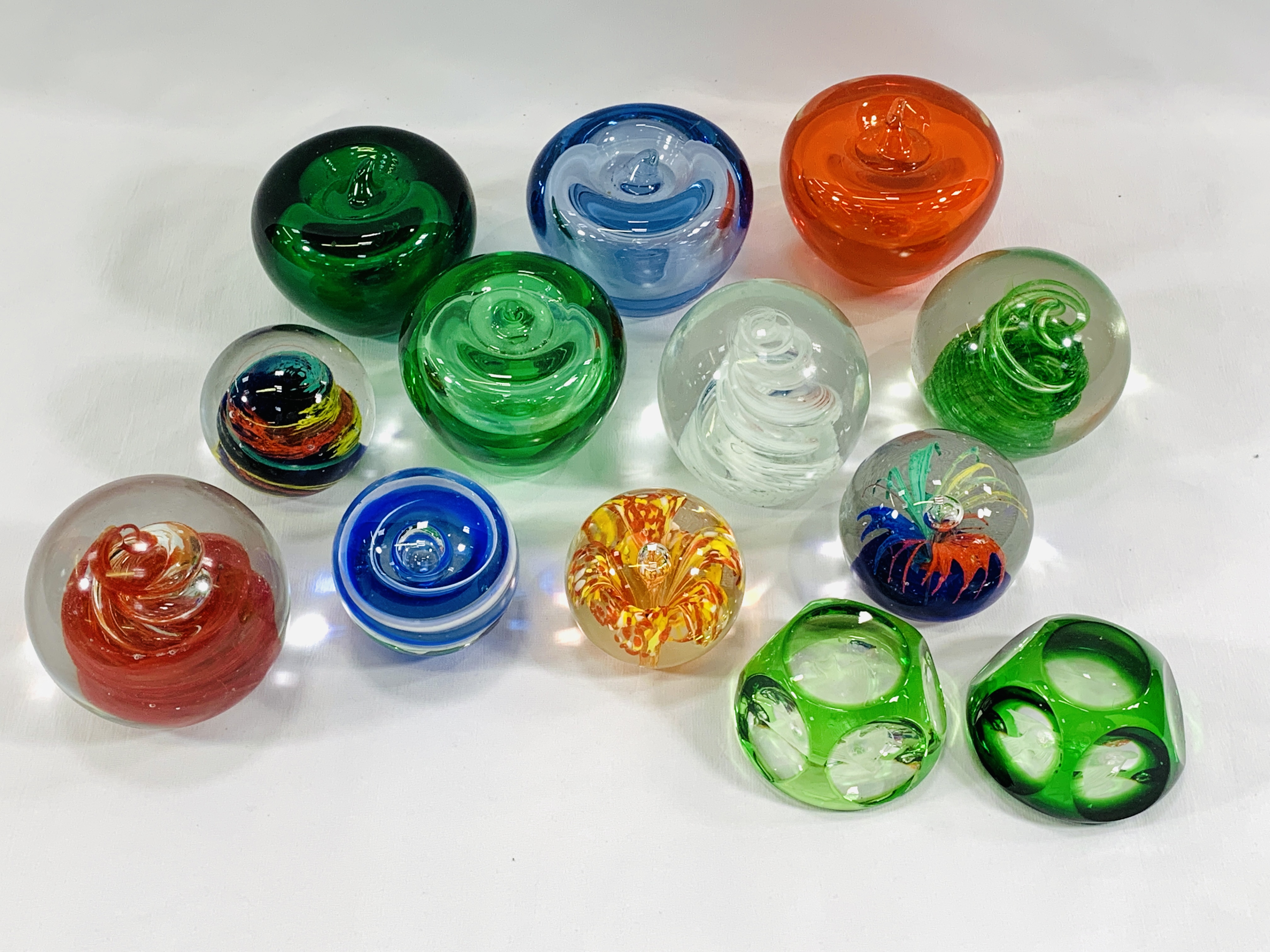 Collection of glass paperweights - Image 5 of 5