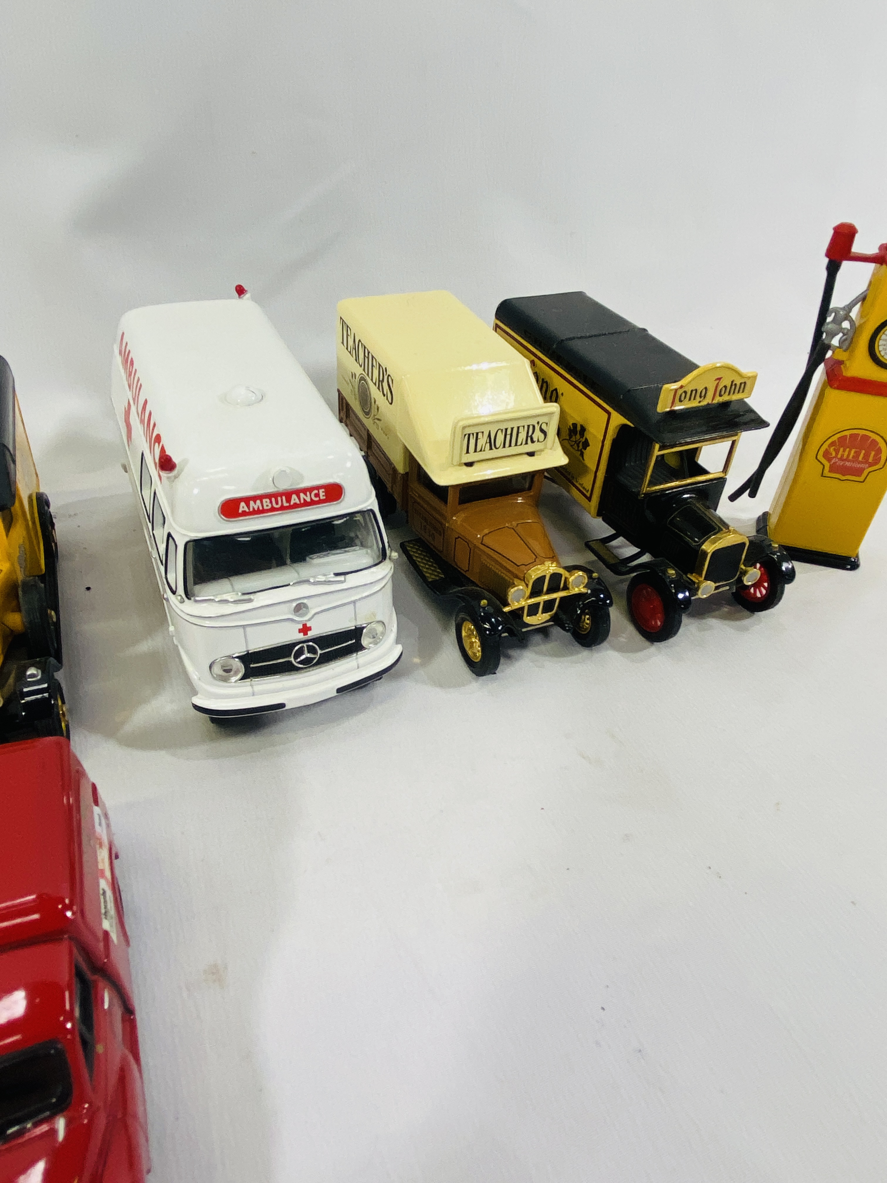 A collection of diecast toy cars and vans - Image 5 of 7
