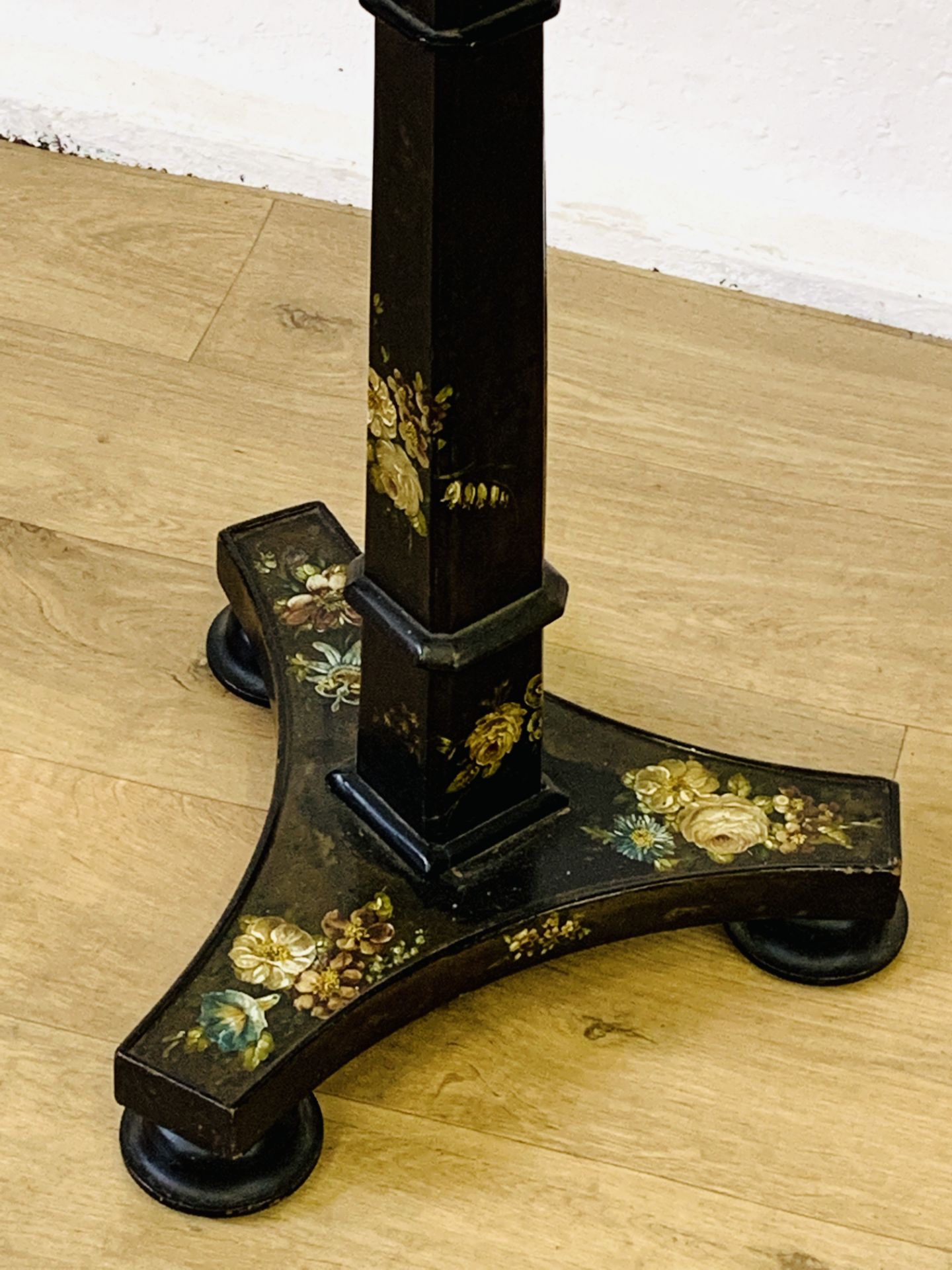 Black japanned tilt top table - Image 5 of 7