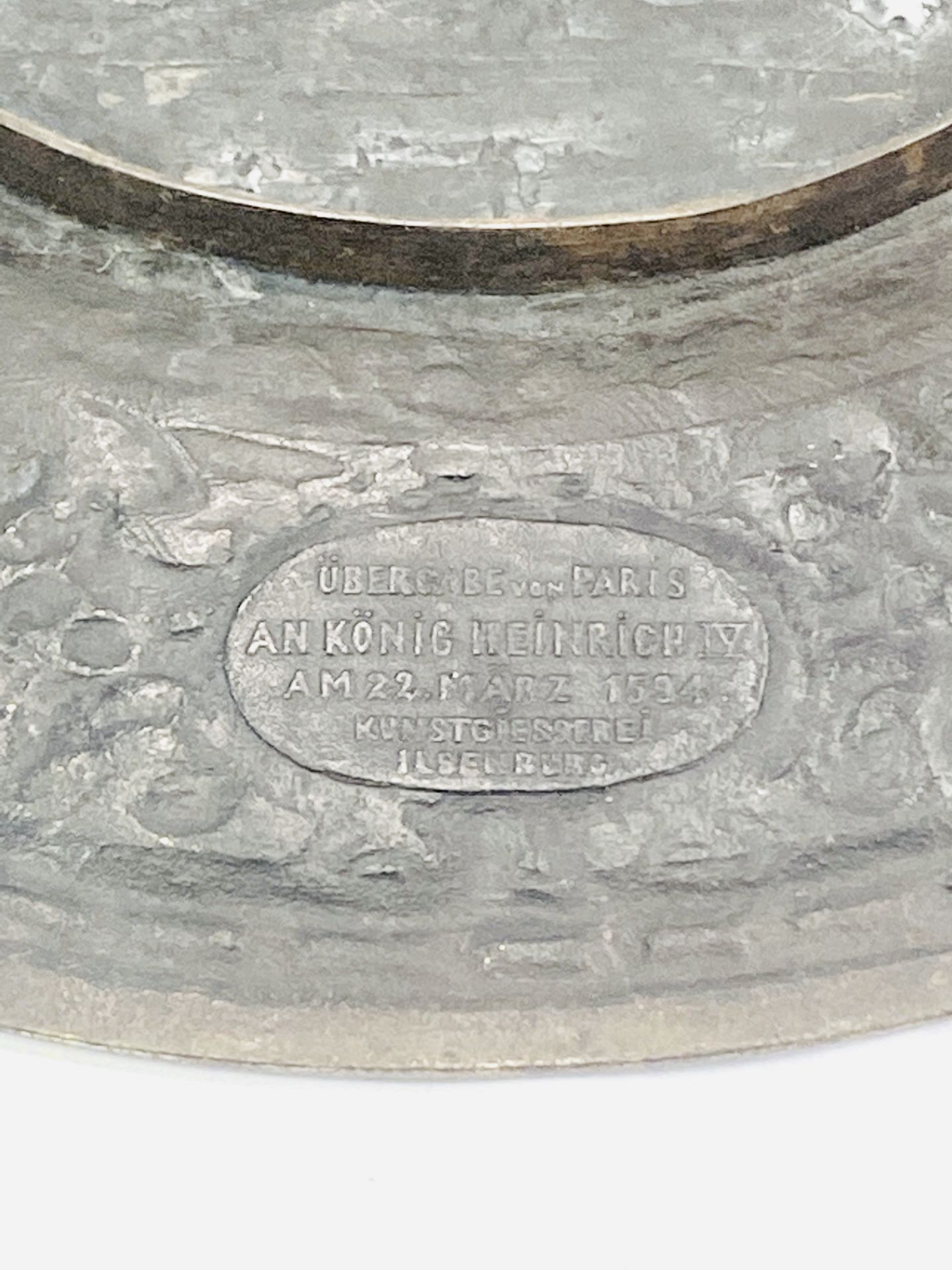 19th century cast metal charger - Image 6 of 6