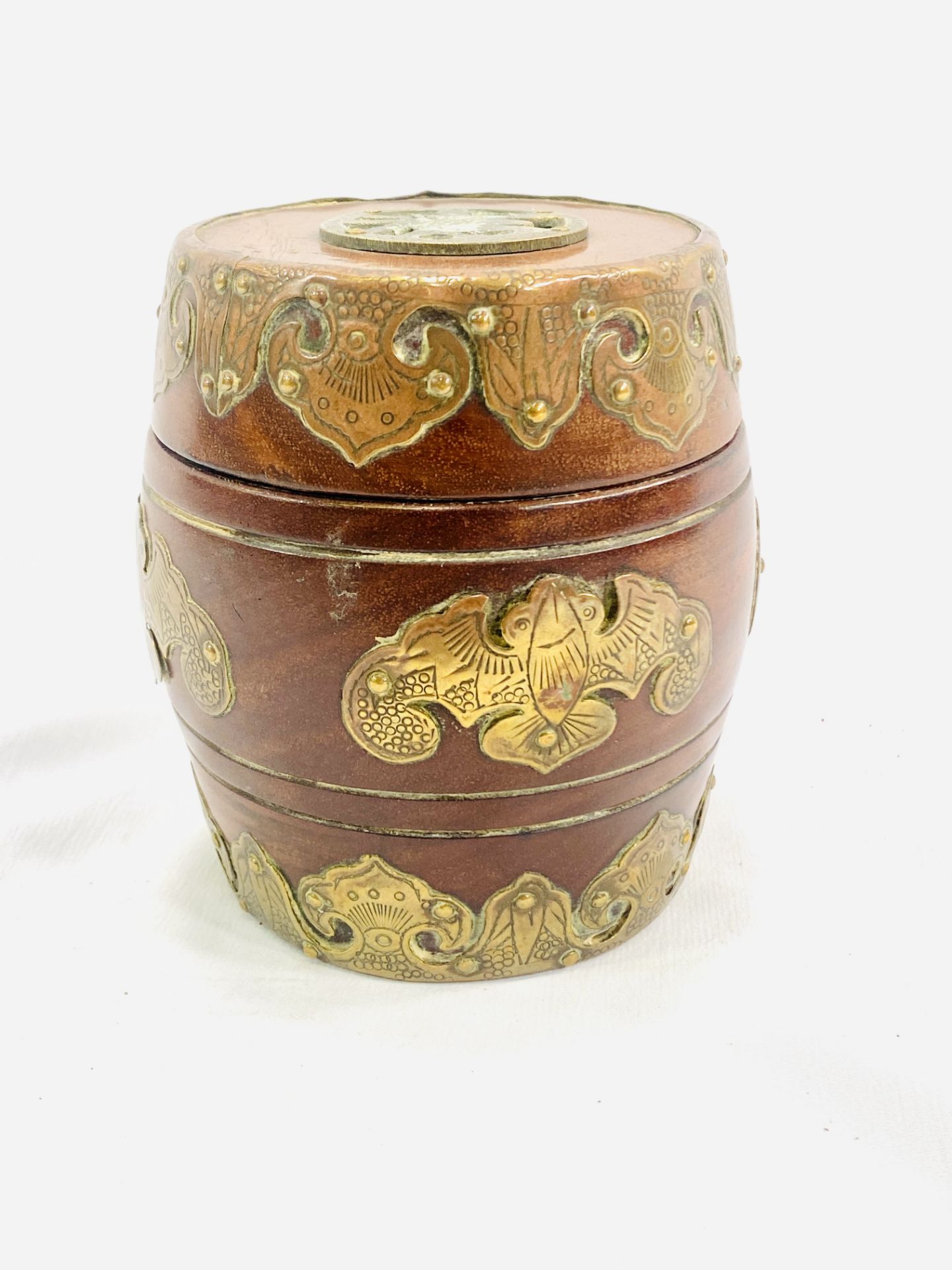 Asian carved wood box together with a wood barrel - Bild 5 aus 6