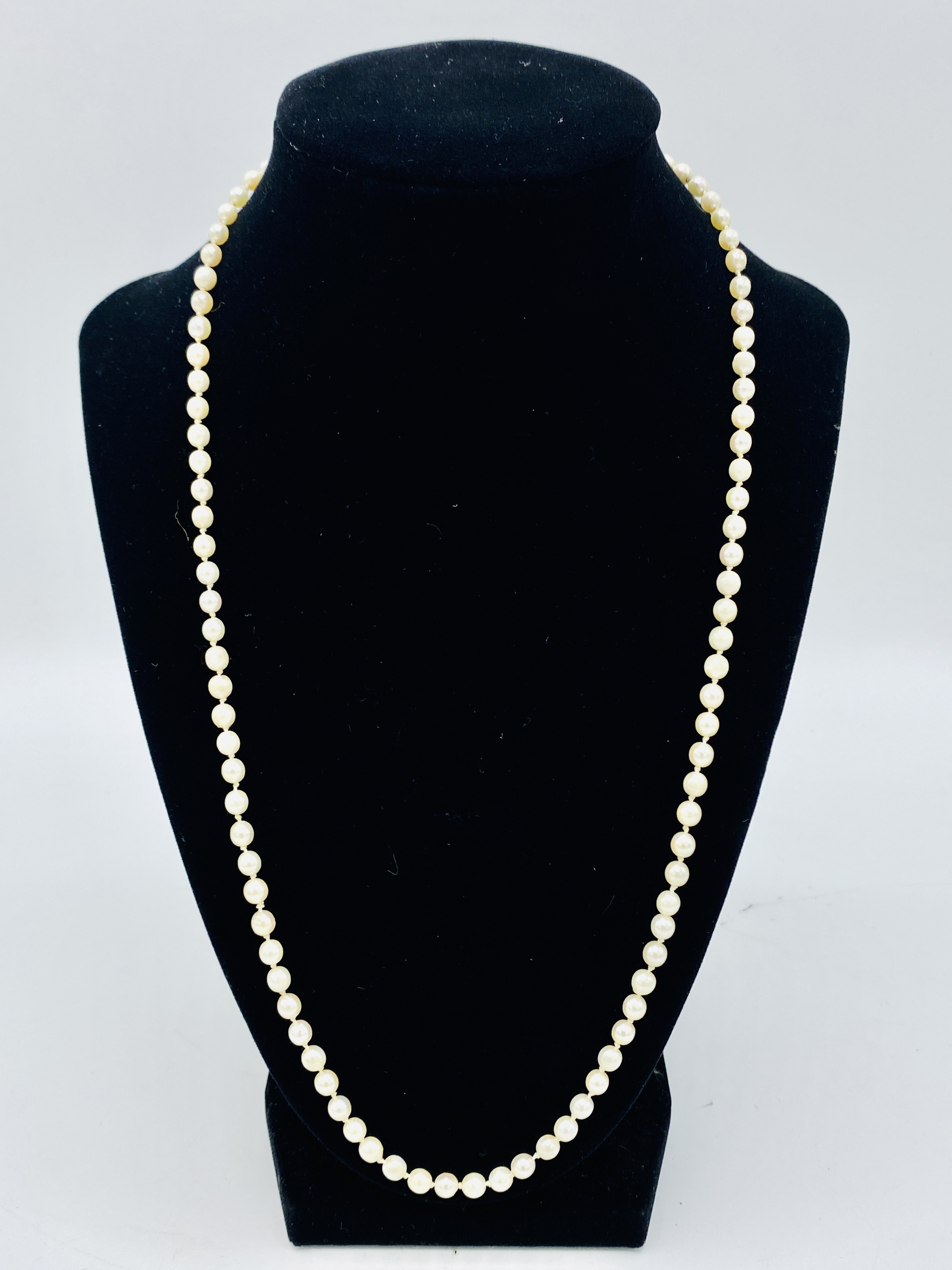 Two strings of pearls with gold clasps - Image 4 of 5