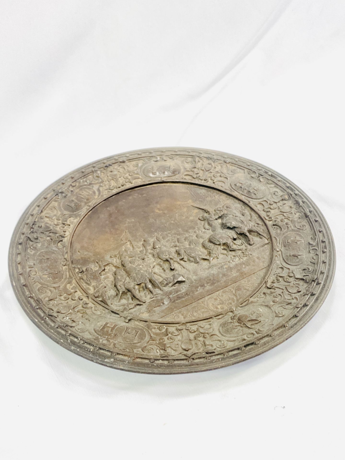 19th century cast metal charger - Image 2 of 6