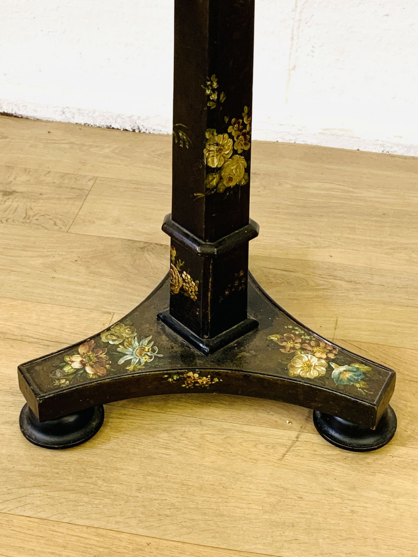 Black japanned tilt top table - Image 3 of 7