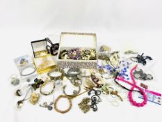 Quantity of costume jewellery