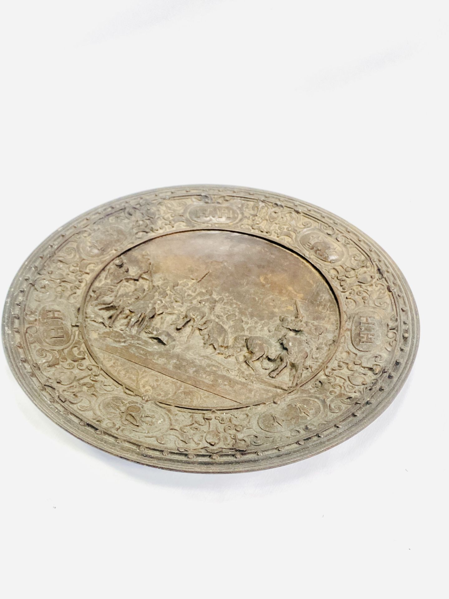 19th century cast metal charger - Image 3 of 6